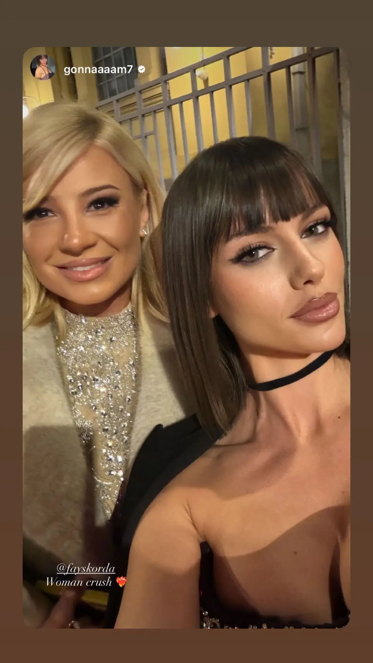 Φαίη Σκορδά: Με λαμπερό μίνι φόρεμα και ανοιχτή πλάτη – Η εμφάνισή της στο Athens Fashion Week 2 Η Φαίη Σκορδά και η Μαριγκόνα