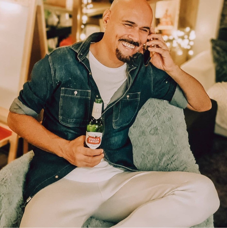 Δημήτρης Σκουλός για Σοφία Μουτίδου: «Πώς να αντιδράσω σε όσα ανέφερε για εμένα;» 4 Δημήτρης Σκουλός καναπές