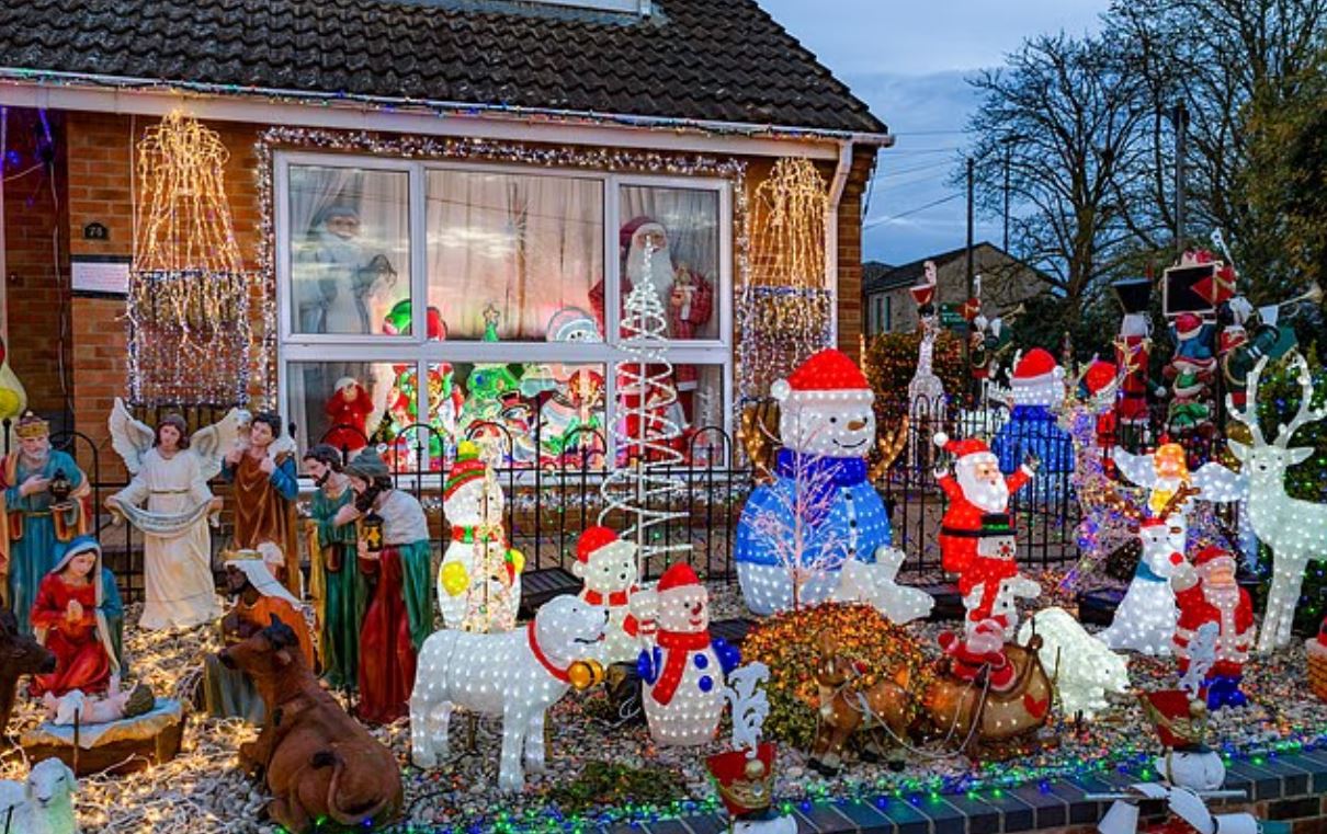 Δύο εκατομμύρια χριστουγεννιάτικα λαμπιόνια φωτίζουν νωρίς για καλό σκοπό – Το σπίτι που συναρπάζει τους επισκέπτες