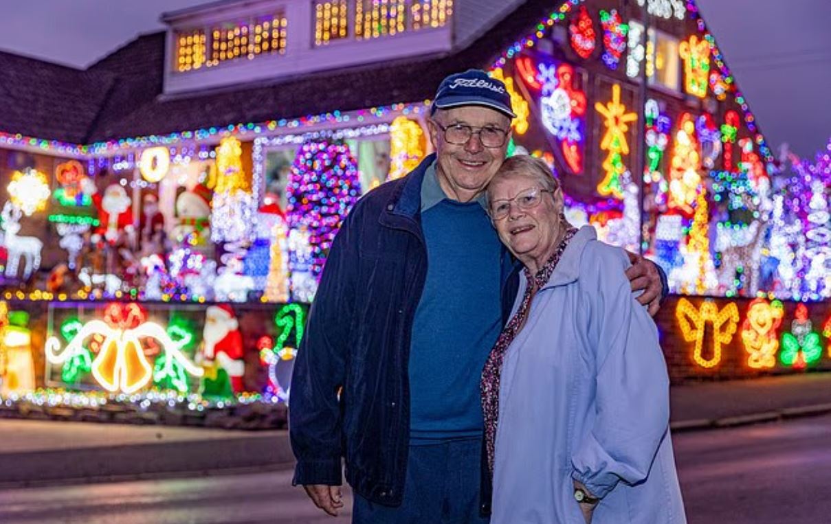 Δύο εκατομμύρια χριστουγεννιάτικα λαμπιόνια φωτίζουν νωρίς για καλό σκοπό – Το σπίτι που συναρπάζει τους επισκέπτες