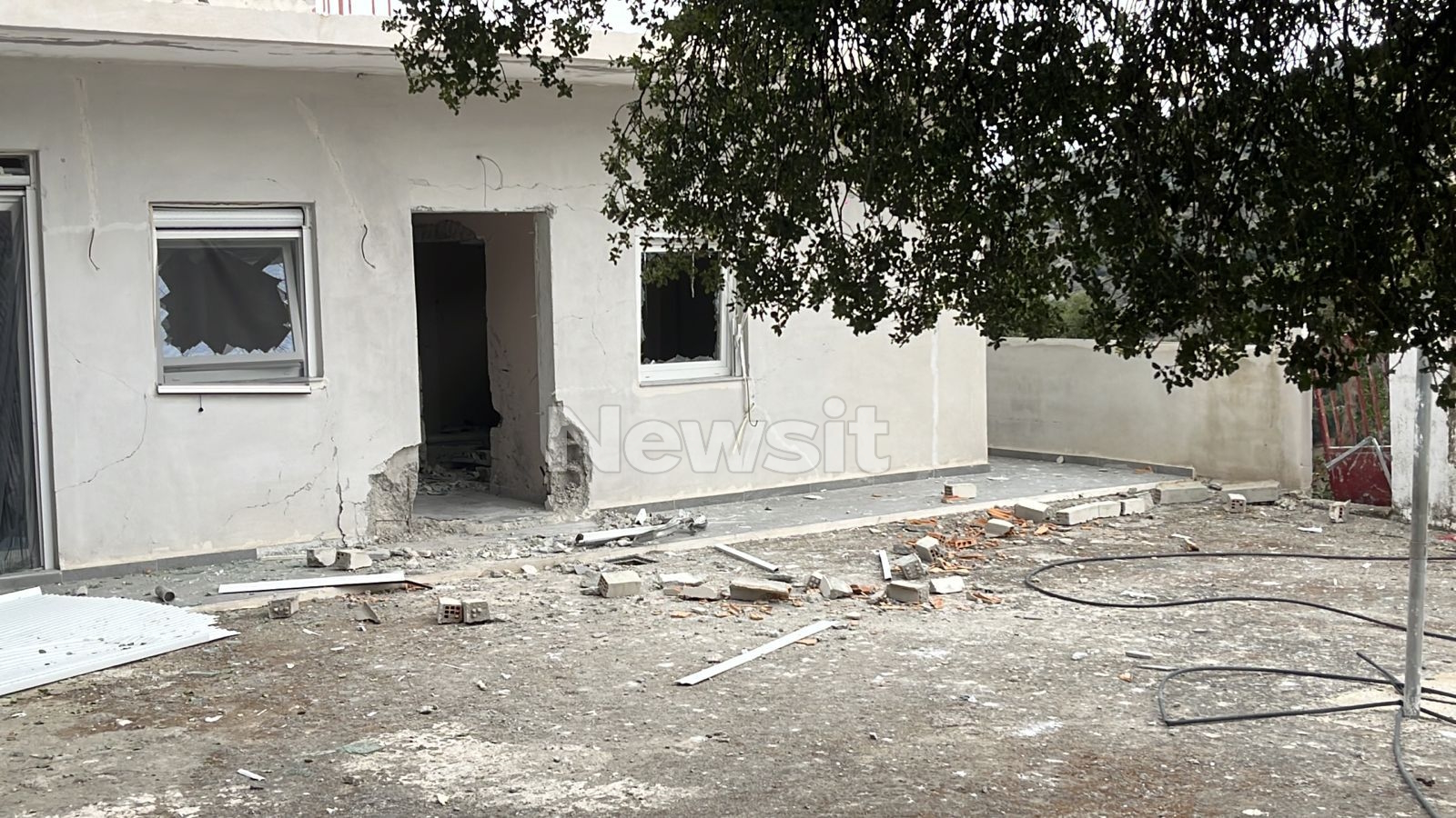 Βεντέτα στα Βορίζια: Ο σασμός που κατέρρευσε και το σπίτι που αναζωπύρωσε την έχθρα – Το σενάριο για την έναρξη του αιματοκυλίσματος 12 Ζημιές σε σπίτι μετά από έκρηξη