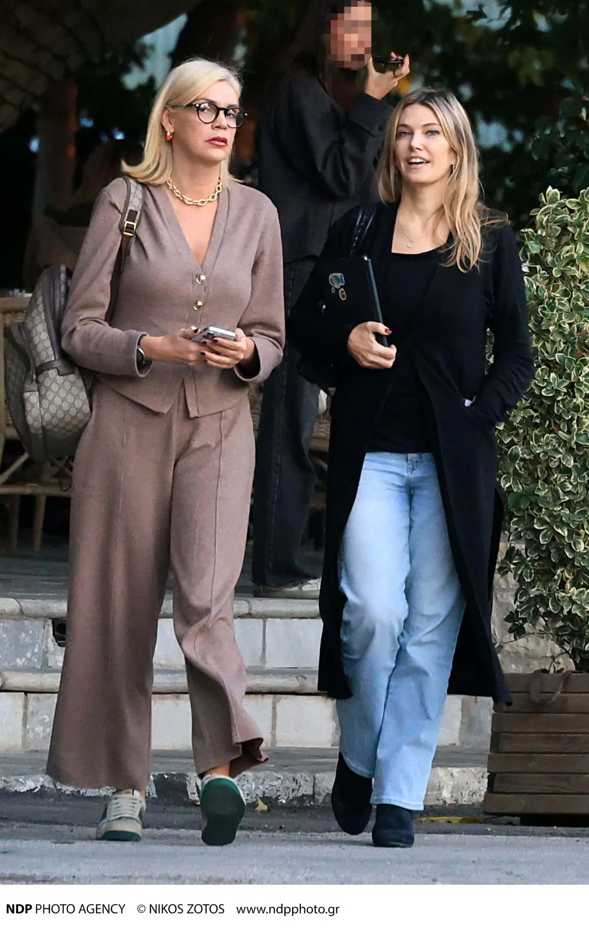 Εύα Καϊλή: Επανήλθε στην Ελλάδα – Η συνάντηση με τη Σάσα Σταμάτη στην Κηφισιά 7 Η Σάσα Σταμάτη και η Εύα Καϊλή στην Κηφισιά