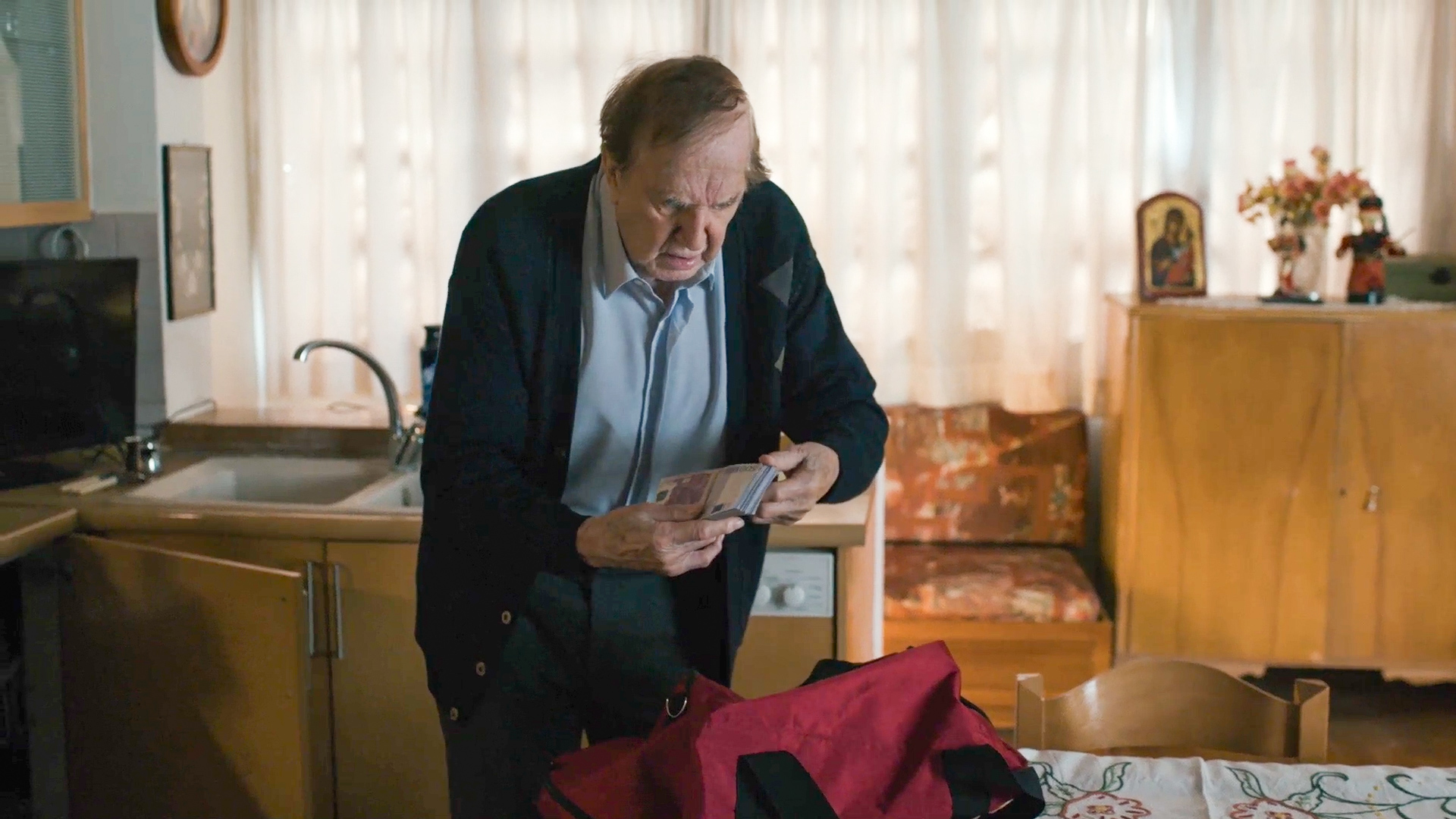 Ο Δικαστής: Το μνημόσυνο της συζύγου του Δικαστή φέρνει στο φως κρυφά μυστικά – Τι θα δούμε στα επόμενα επεισόδια 4 Ο Δικαστής: Το μνημόσυνο της συζύγου του Δικαστή φέρνει στο φως κρυφά μυστικά – Τι θα δούμε στα επόμενα επεισόδια