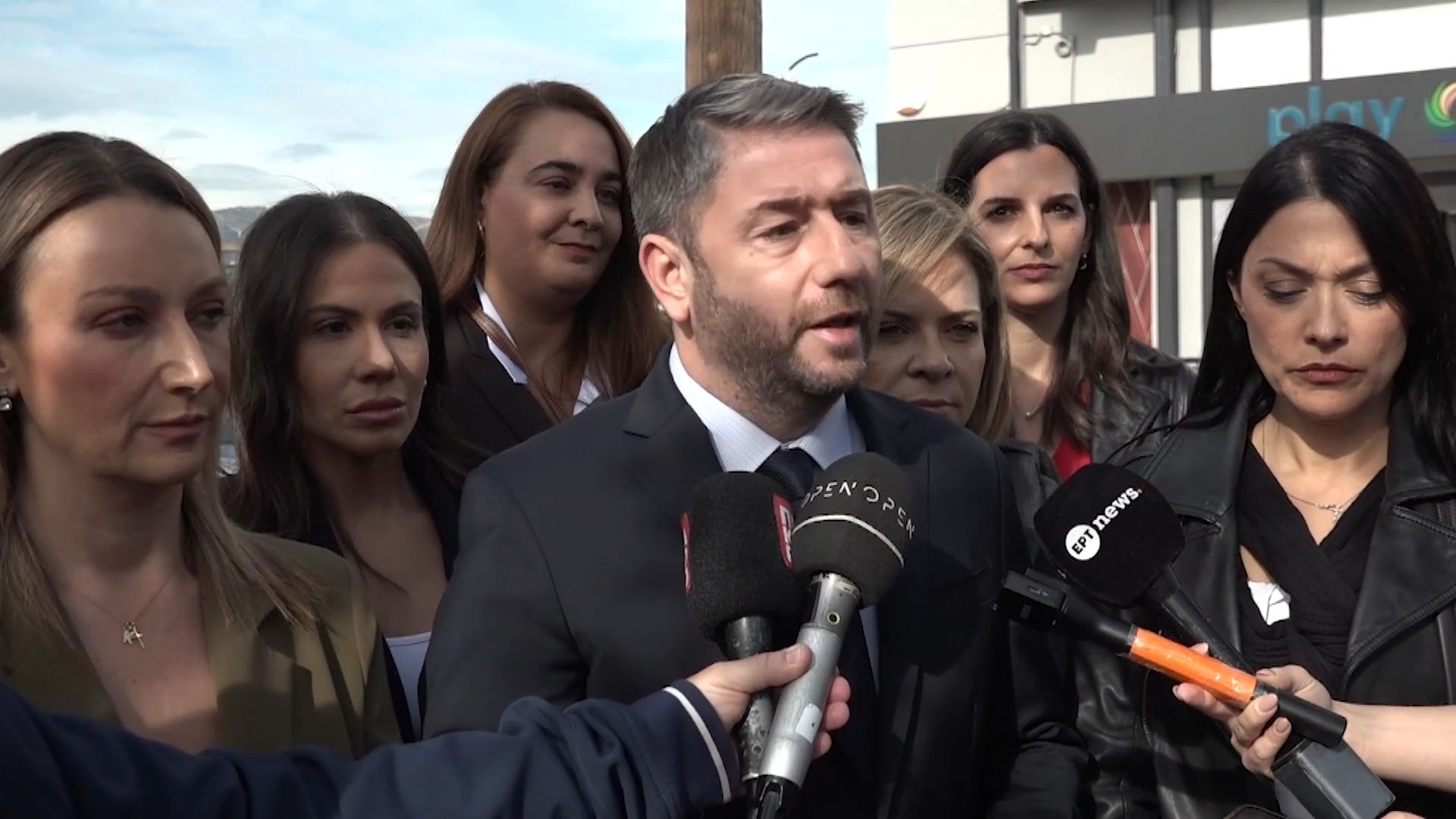 Στο μνημείο της Κυριακής Γρίβα ο Νίκος Ανδρουλάκης: Έχουμε να κάνουμε πολλά για τη βία κατά των γυναικών