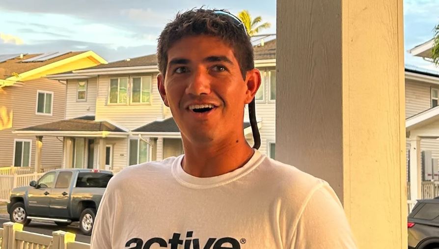 Καρχαρίας επιτέθηκε σε ναυαγοσώστη ενώ έκανε σερφ: Βρέθηκε να επιπλέει με «τεράστια κόκκινη κηλίδα γύρω του» 2 Καρχαρίας επιτέθηκε σε ναυαγοσώστη ενώ έκανε σερφ: Βρέθηκε να επιπλέει με «τεράστια κόκκινη κηλίδα γύρω του»