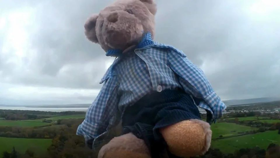 Βίντεο: Εξαφανίστηκε λούτρινο αρκουδάκι που «πέταξε» στη στρατόσφαιρα – Το σχολείο που το εκτόξευσε το ψάχνει 2 Βίντεο: Εξαφανίστηκε λούτρινο αρκουδάκι που «πέταξε» στη στρατόσφαιρα – Το σχολείο που το εκτόξευσε το ψάχνει