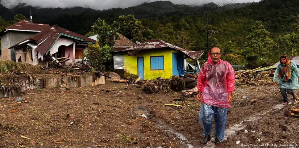 Πλημμύρες αφαίρεσαν τη ζωή από σχεδόν 350 άτομα στη Νοτιοανατολική Ασία