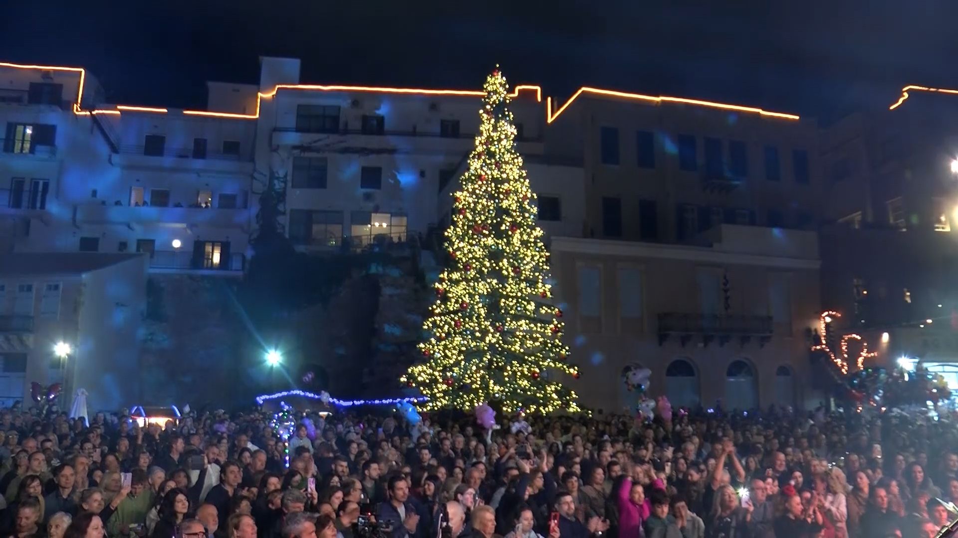 Το ενετικό λιμάνι «έλαμψε» – Η μαγική στιγμή που άναψε το χριστουγεννιάτικο δέντρο