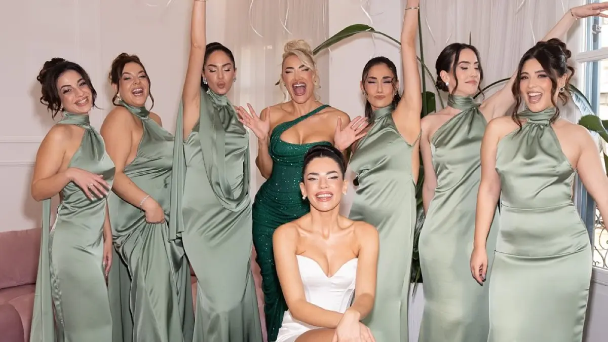 Δήμητρα Αλεξανδράκη – Ιωάννα Τούνη: Ποιος παρενέβη και τις απομάκρυνε 3 Η Ιωάννα Τούνη και η Στέλα Πάσσαρη νύφη, με τις παράνυμφες