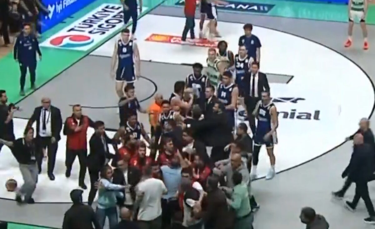 Ο Μαλακάι Φλιν σημείωσε τρίποντο θριάμβου, εκτόξευσε την μπάλα στους οπαδούς της Μπουρσασπόρ και προκάλεσε εισβολή στο παρκέ