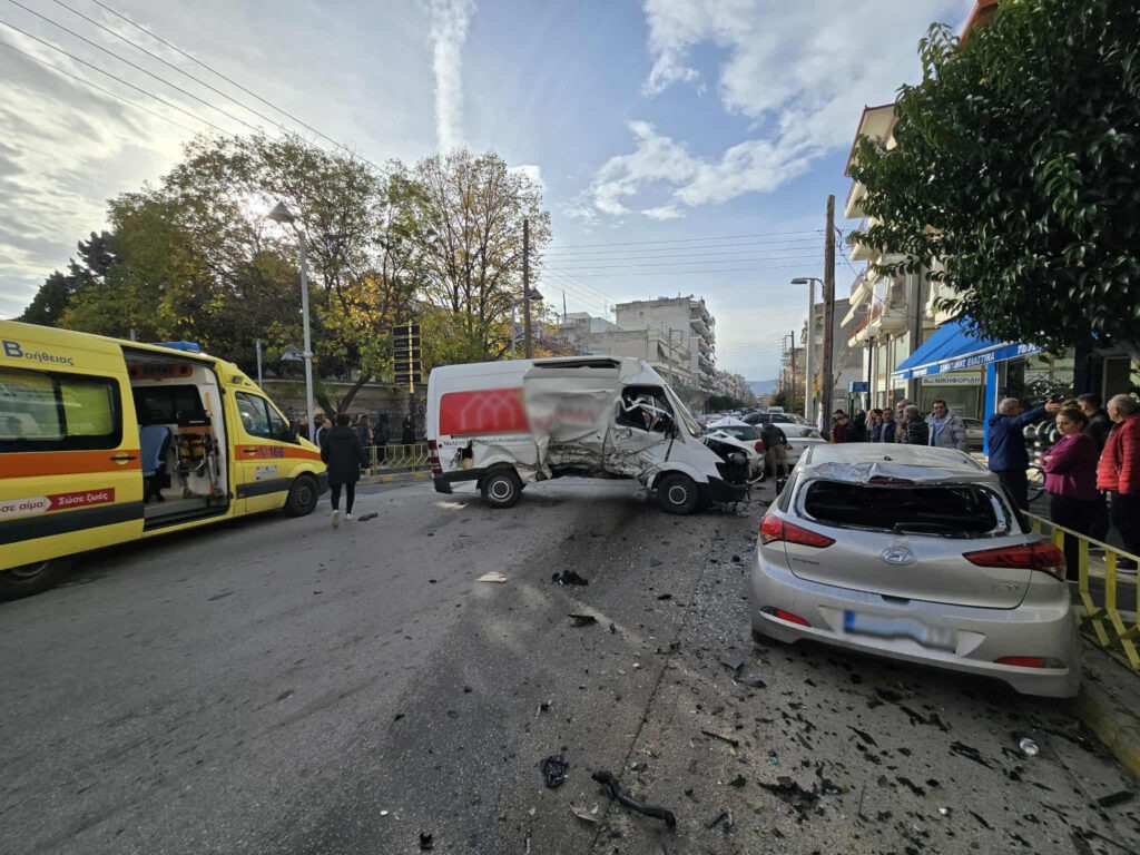 Πτολεμαΐδα: ΙΧ συγκρούστηκε με βαν και κατέληξε σε παρκαρισμένα οχήματα – Δύο σοβαρά τραυματισμένοι 2 Τροχαίο στην Πτολεμαϊδα