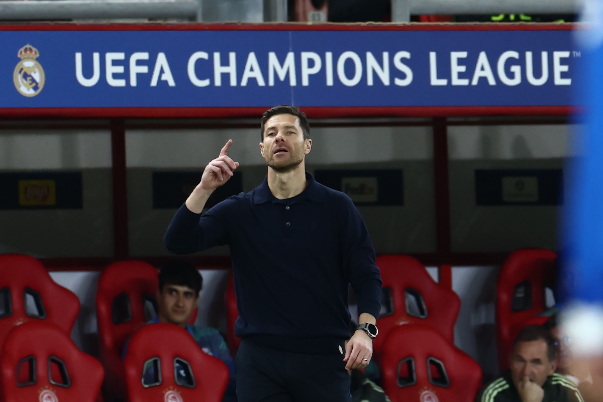 Ρεάλ Μαδρίτης: Η αγκαλιά Βινίσιους – Αλόνσο και το «οφείλουμε να στηρίξουμε τον προπονητή μας» του Εμπαπέ