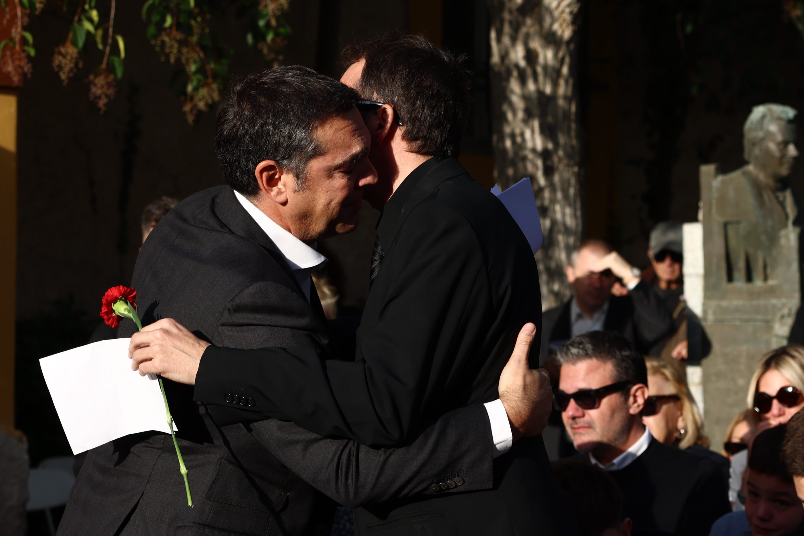 Συγκίνηση στην πολιτική κηδεία του Αλέκου Φλαμπουράρη – Ποιοι παρευρέθηκαν, οι συγκλονιστικοί επικήδειοι 25 Συγκίνηση στην πολιτική κηδεία του Αλέκου Φλαμπουράρη – Ποιοι παρευρέθηκαν, οι συγκλονιστικοί επικήδειοι