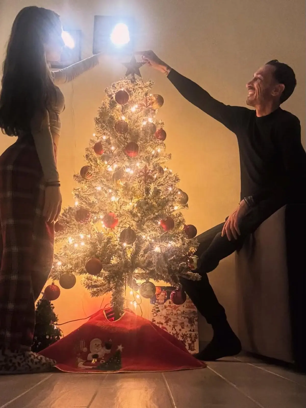 Ο Μπρούνο Τσιρίλο με την κόρη του στολίζουν δέντρο