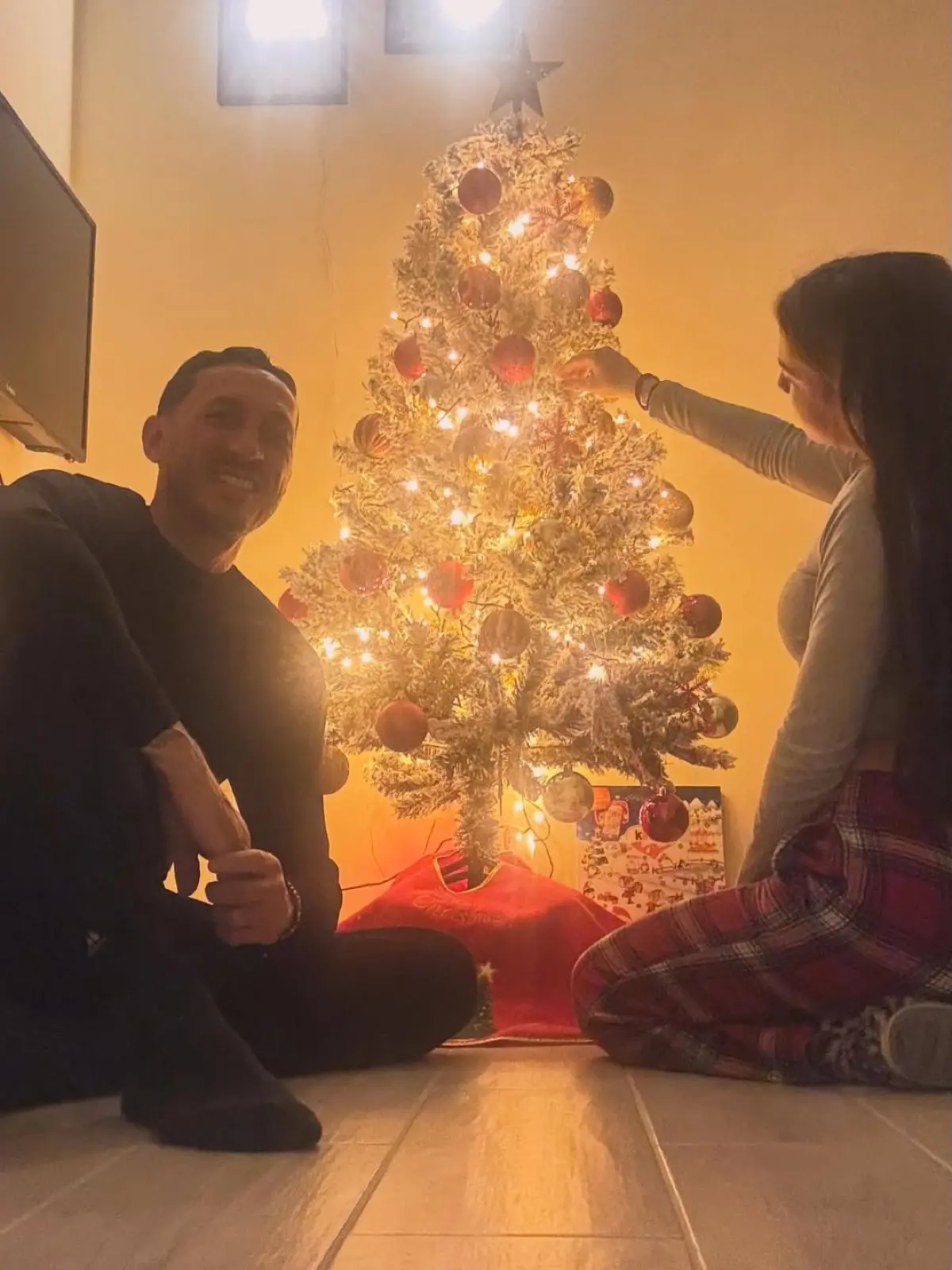 Ο Μπρούνο Τσιρίλο με την κόρη του στολίζουν δέντρο