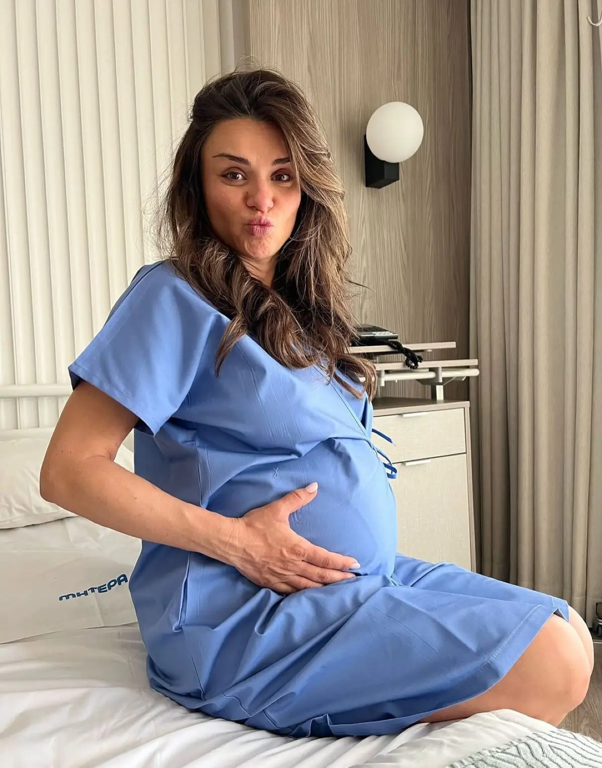 Ελένη Τσολάκη: Η κόρη της έκλεισε 8 μήνες – Αποκλειστικές φωτογραφίες από το μαιευτήριο με τον Πετρουλάκη 3 Η Ελένη Τσολάκη λίγο πριν γεννήσει