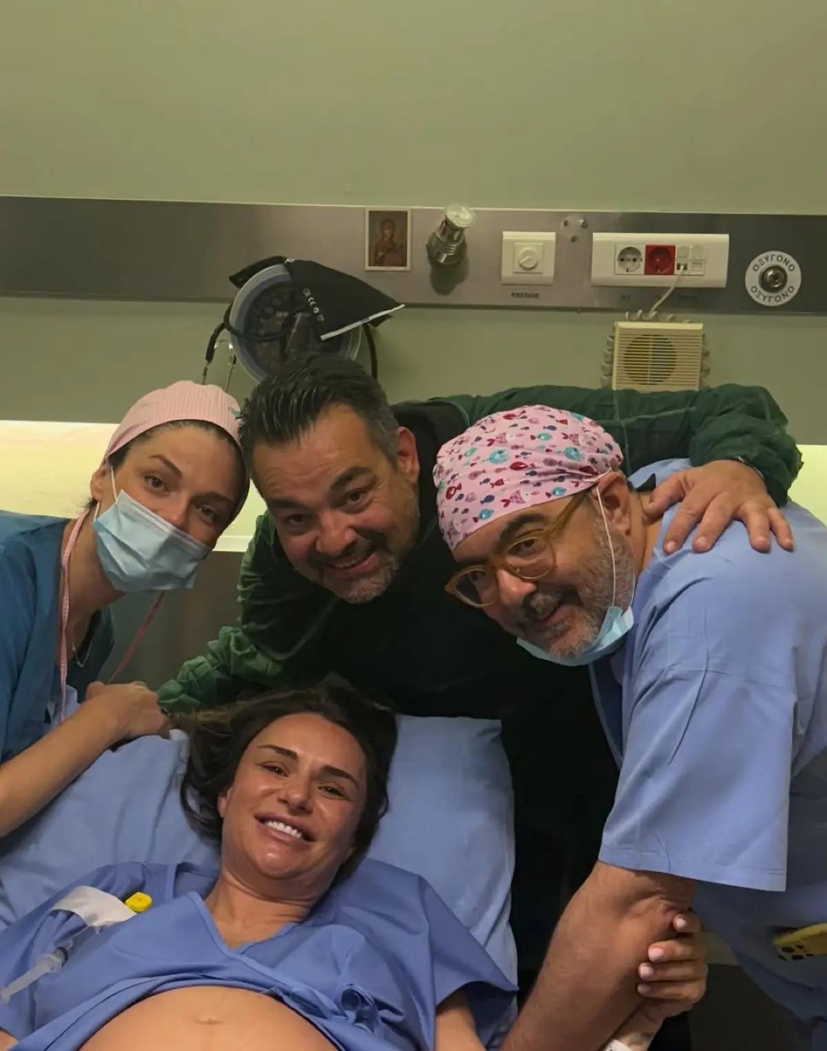 Ελένη Τσολάκη: Η κόρη της έκλεισε 8 μήνες – Αποκλειστικές φωτογραφίες από το μαιευτήριο με τον Πετρουλάκη 4 Η Ελένη Τσολάκη στο μαιευτήριο με τους γιατρούς της