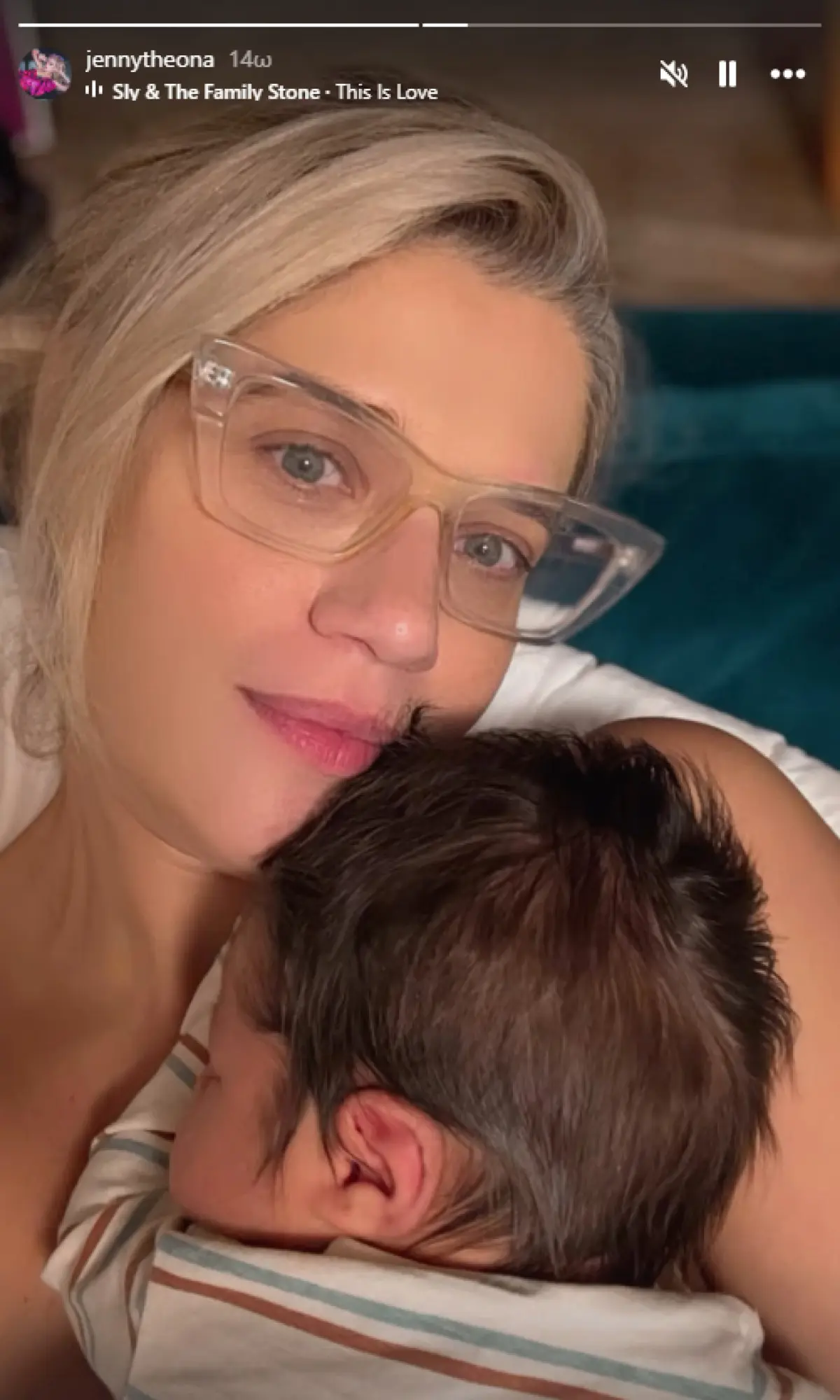 Τζένη Θεωνά: Η συγκινητική εικόνα με το μωρό της – Κοιμόταν στην αγκαλιά της 2 Η Τζένη Θεωνά και το νεογέννητο μωρό της