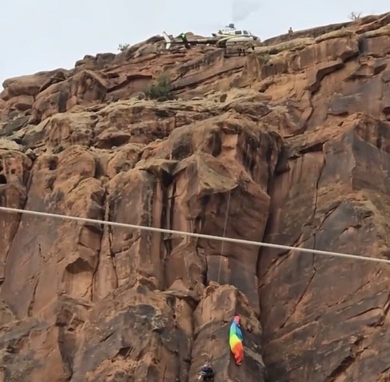 Γιούτα: Συναρπαστική διάσωση αλεξιπτωτιστή που αιωρούνταν σε φαράγγι – Δείτε το βίντεο 2 Γιούτα: Συναρπαστική διάσωση αλεξιπτωτιστή που αιωρούνταν σε φαράγγι – Δείτε το βίντεο