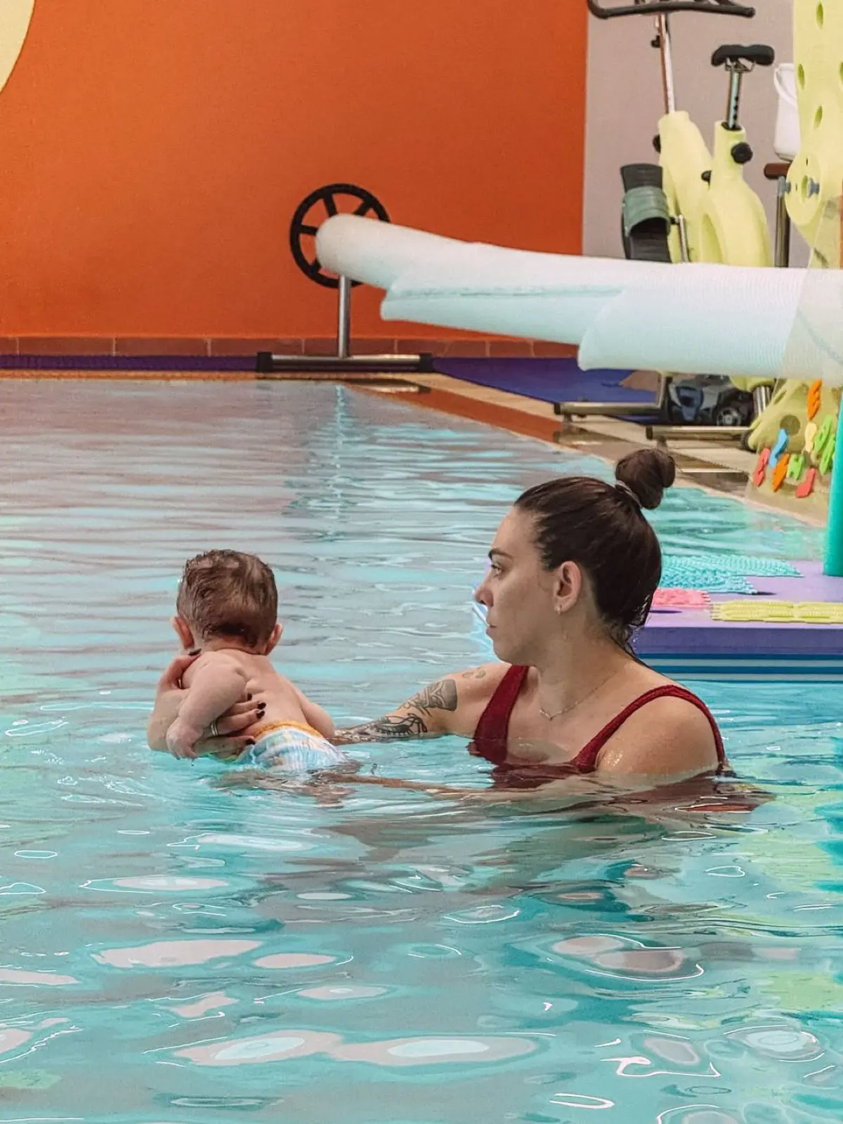 Ευρυδίκη Βαλαβάνη: «Ξεκινήσαμε μαθήματα κολύμβησης» – Το βίντεο με τον μικρό της στην πισίνα 6 Η Ευρυδίκη Βαλαβάνη και ο γιος της στο κολυμβητήριο