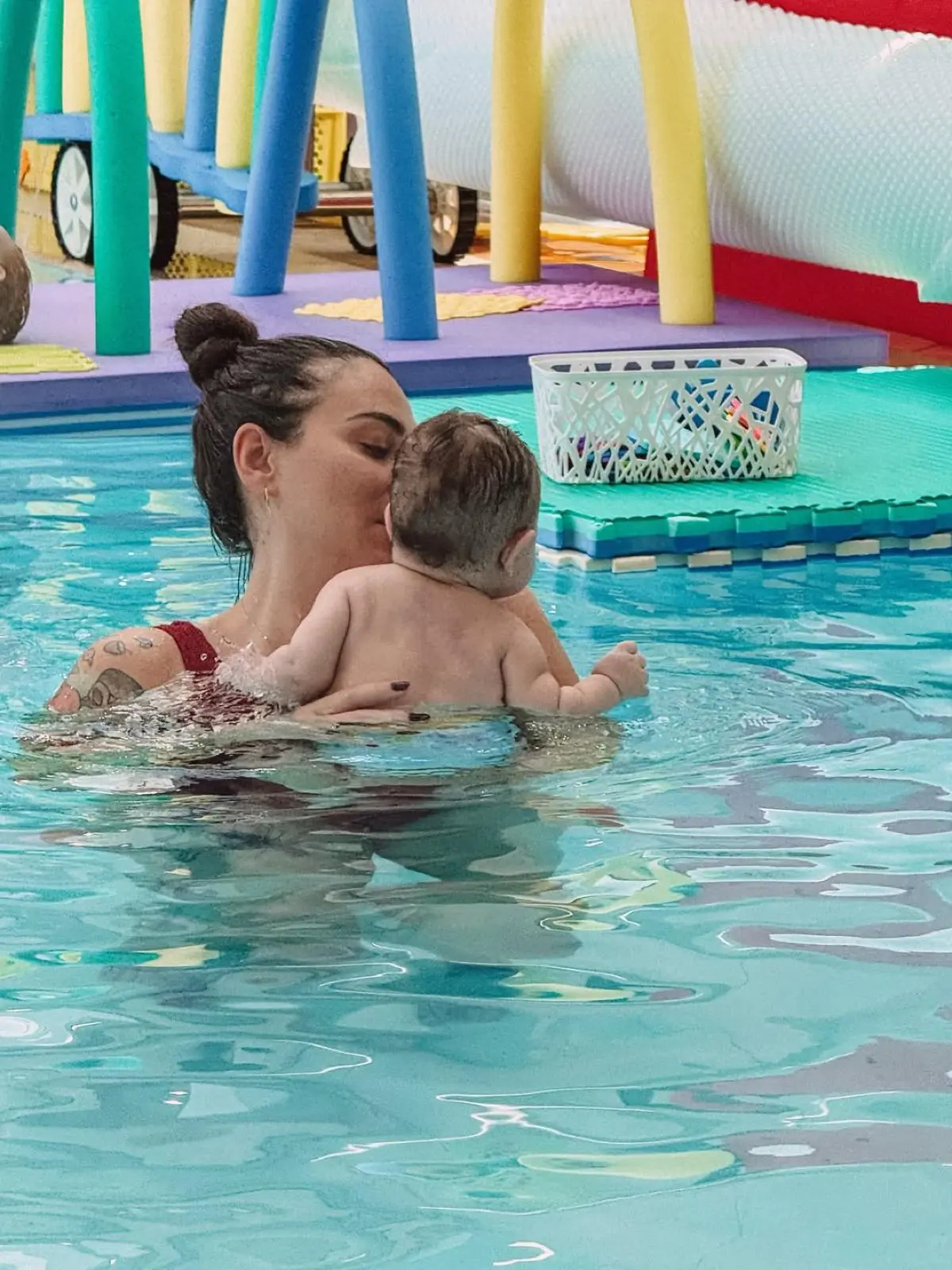 Ευρυδίκη Βαλαβάνη: «Ξεκινήσαμε μαθήματα κολύμβησης» – Το βίντεο με τον μικρό της στην πισίνα 5 Η Ευρυδίκη Βαλαβάνη και ο γιος της στο κολυμβητήριο