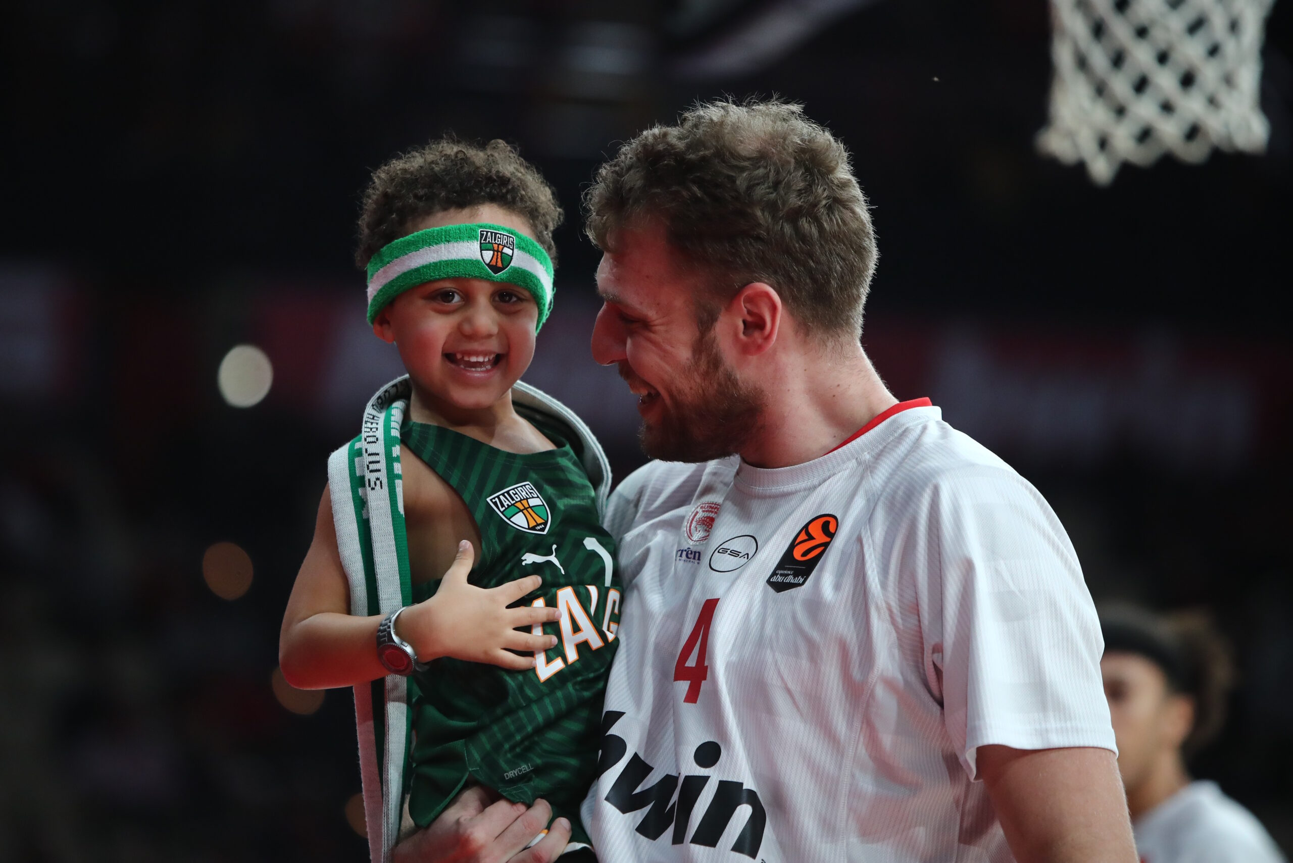 Ολυμπιακός – Ζαλγκίρις: Οι «ερυθρόλευκοι» αγκάλιασαν τον γιο του Γκος στο ΣΕΦ