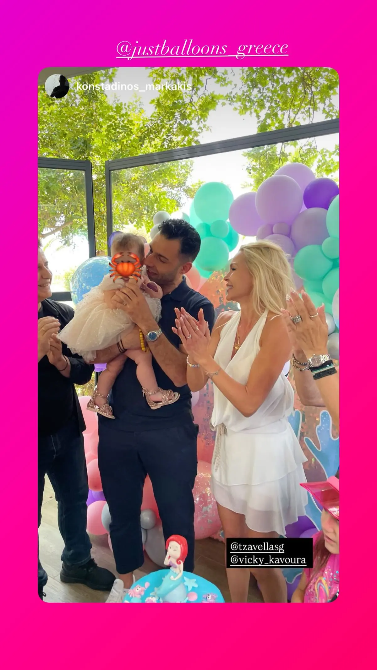 Η Βίκυ Καβουρά και ο Γιώργος Τζαβέλλας με τη κόρη τους