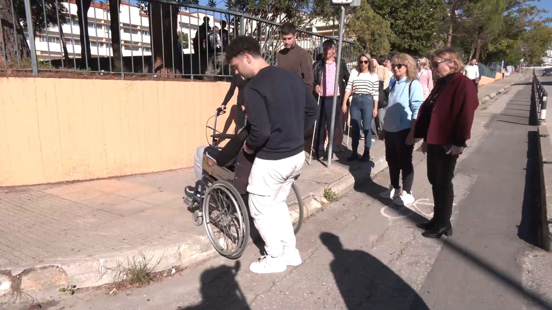 viomatiki-drasi-toy-1oy-lykeioy-lamias-poso-prosvasimi-einai-i-poli-gia-amea-1763125657