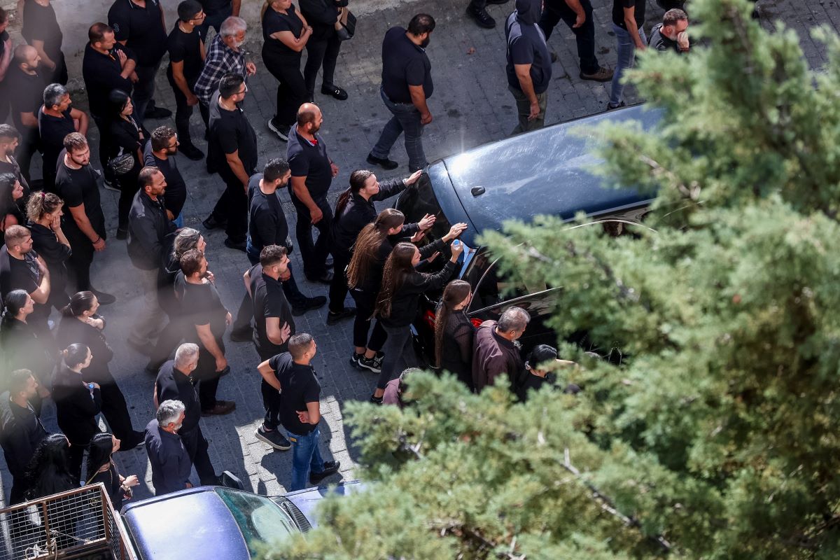 Βορίζια: Σύντομα η σύλληψη των τριών αδελφών για το μακελειό – Έρευνες της ΕΛΑΣ σε Ρέθυμνο και Ψηλορείτη 19 Η νεκροφόρα με το φέρετρο του 39χρονου