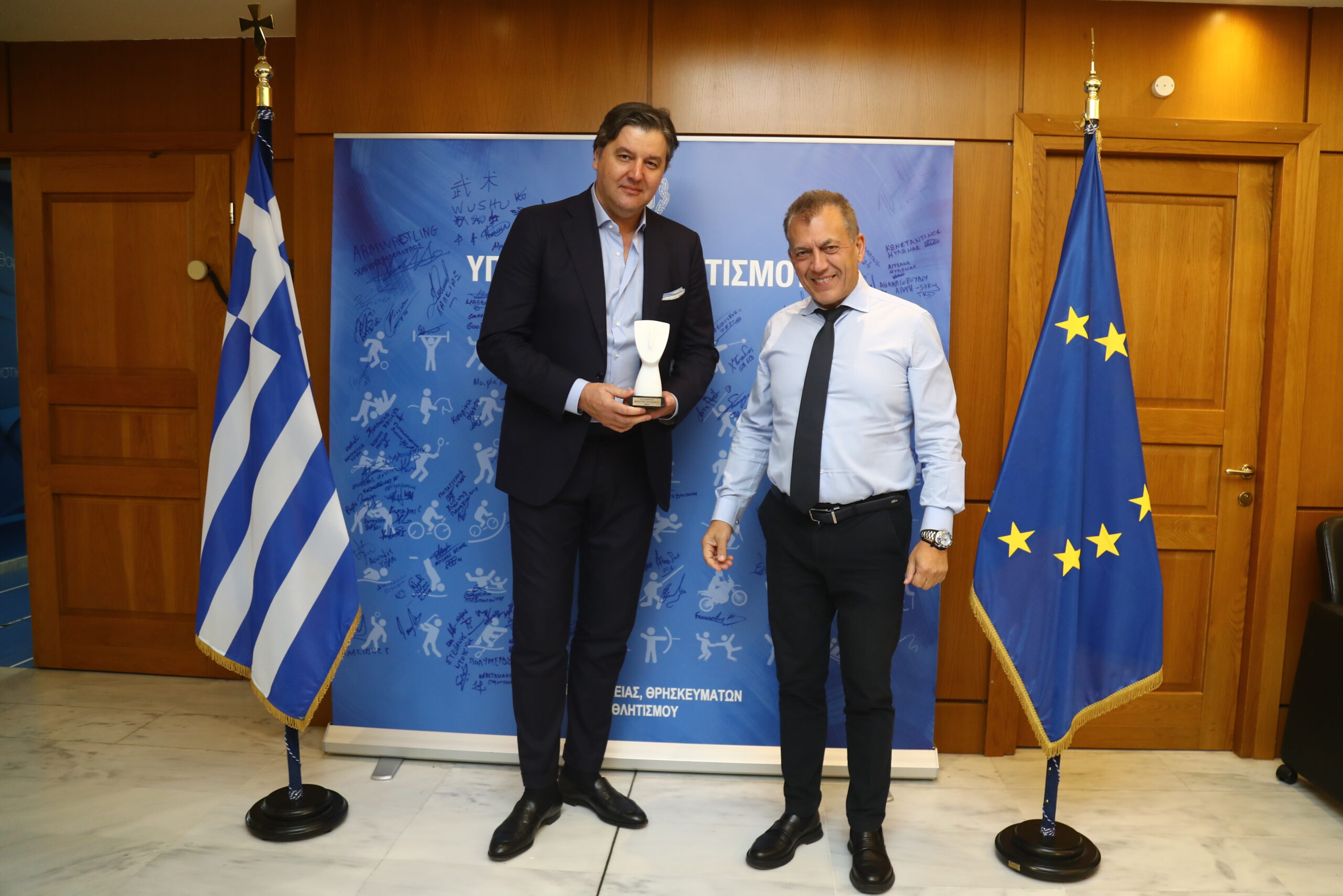 Ο Ντέγιαν Μποντιρόγκα συζήτησε με τον Γιάννη Βρούτση για το Final Four της Euroleague στην Αθήνα 2 Ο Ντέγιαν Μποντιρόγκα με τον Γιάννη Βρούτση