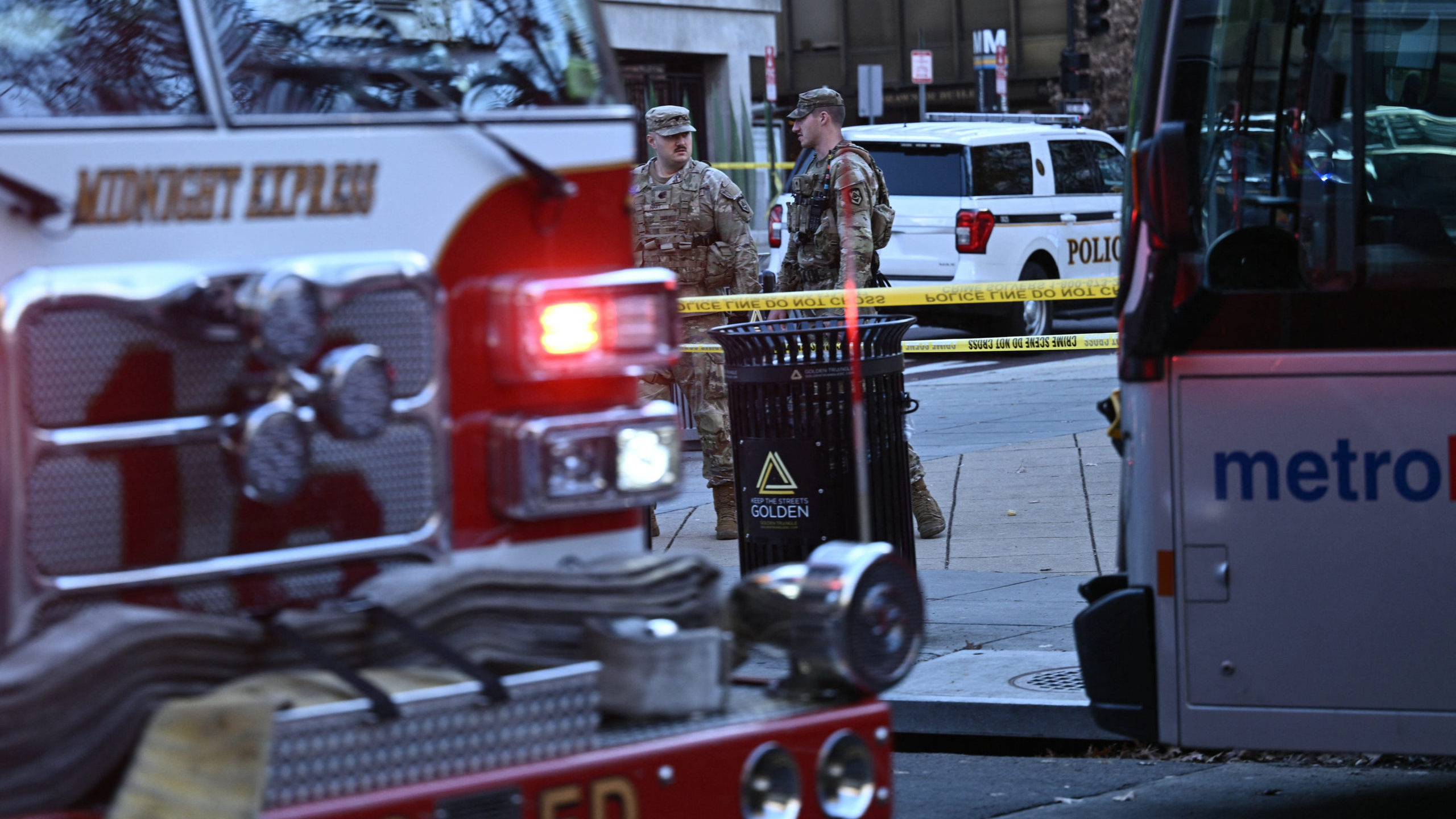 ΗΠΑ: Οι Αρχές αναφέρουν ότι οι δύο εθνοφρουροί που πυροβολήθηκαν κοντά στον Λευκό Οίκο είναι ζωντανοί