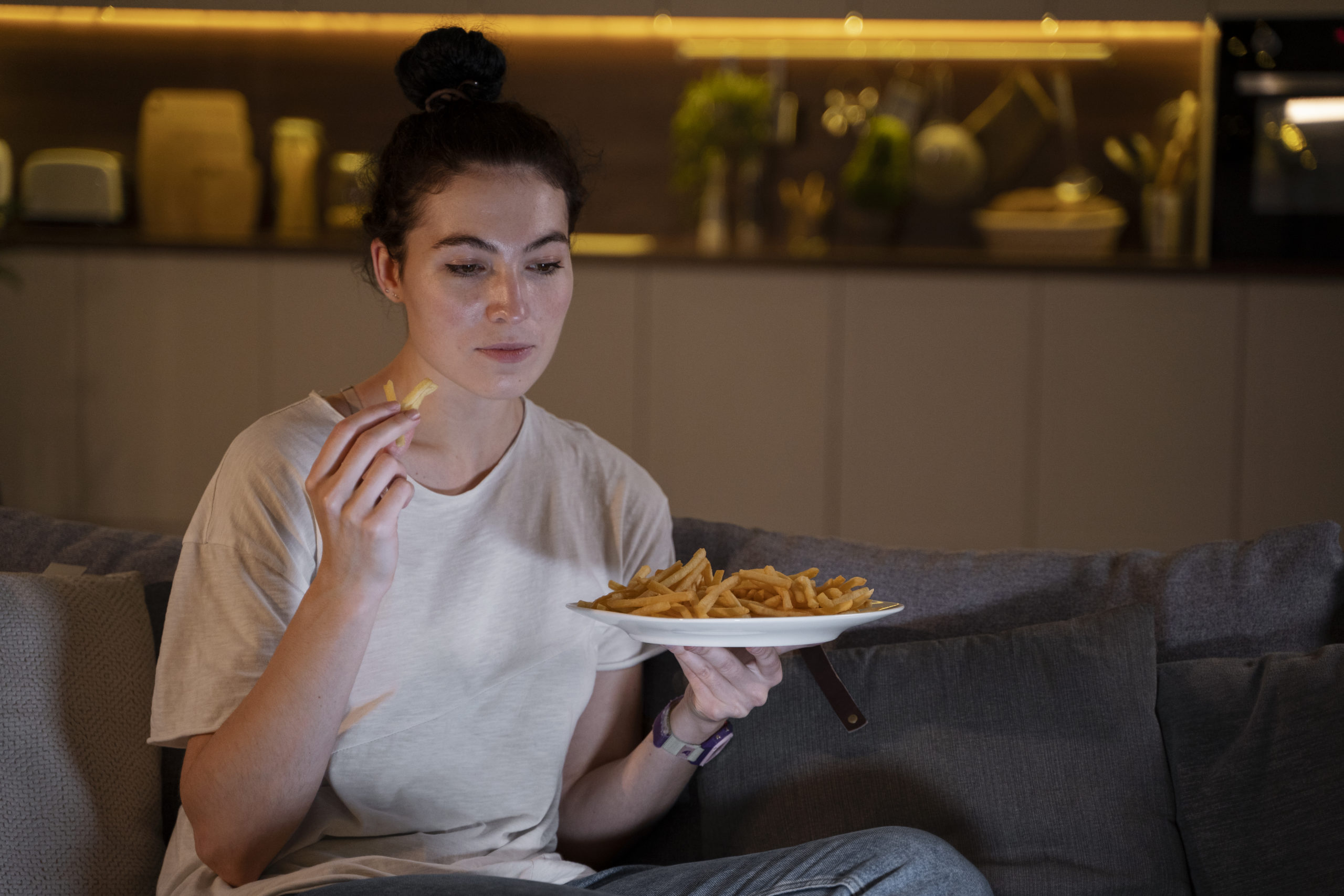 woman-eating-fast-food-while-watching-movie-scaled