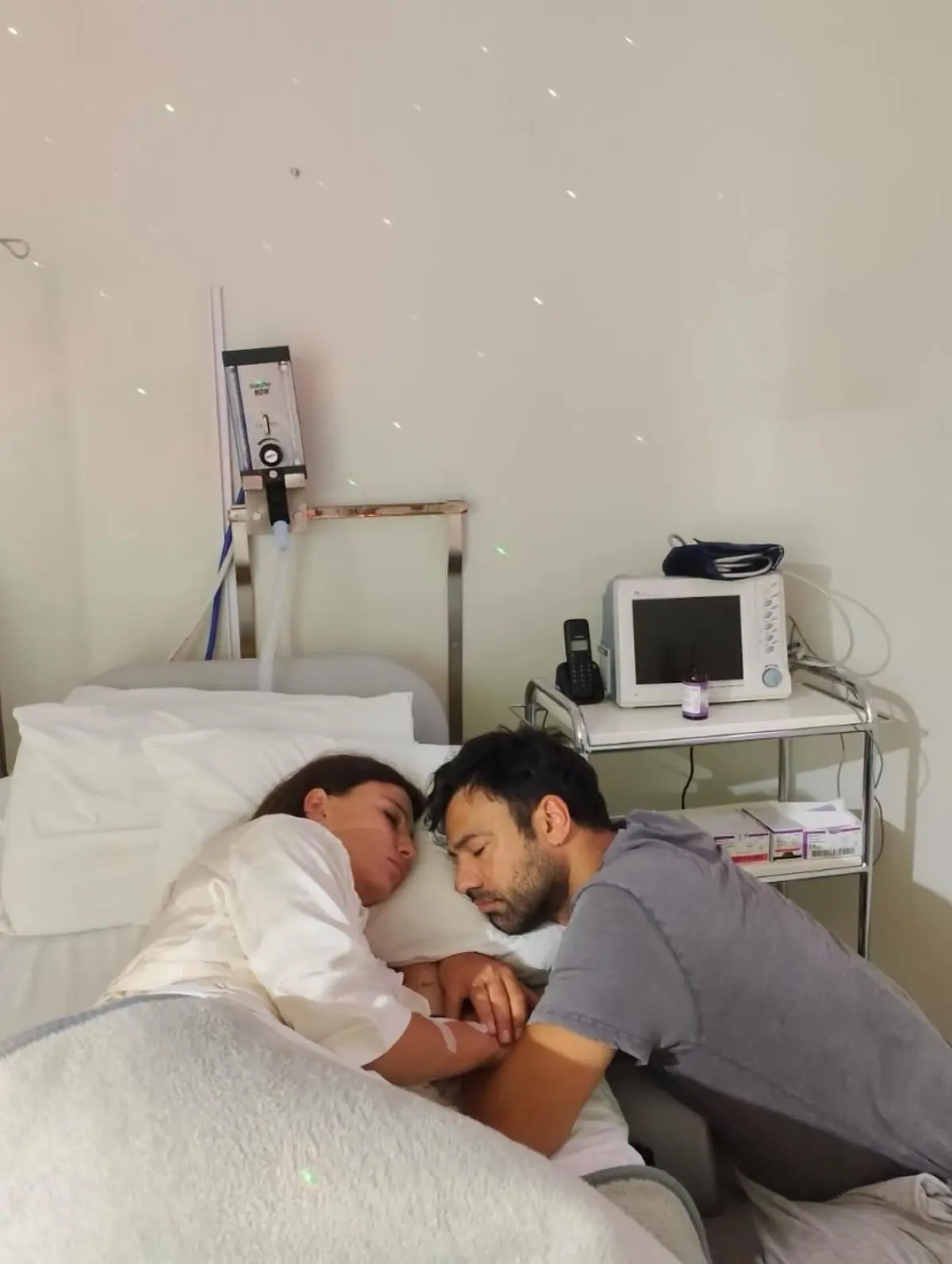 Η Σιμώνη Χριστοδούλου με τον Ανδρέα Γεωργίου στο μαιευτήριο