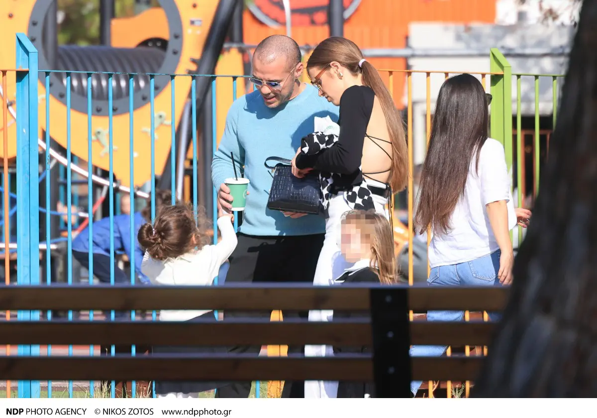 Ζαμπίδης: Με εξώπλατο και χαμηλά τακούνια η σύζυγός του – Φωτογραφίες από την παιδική χαρά με τις κόρες τους 8 Ζαμπίδης: Με εξώπλατο και χαμηλά τακούνια η σύζυγός του - Φωτογραφίες από την παιδική χαρά με τις κόρες τους