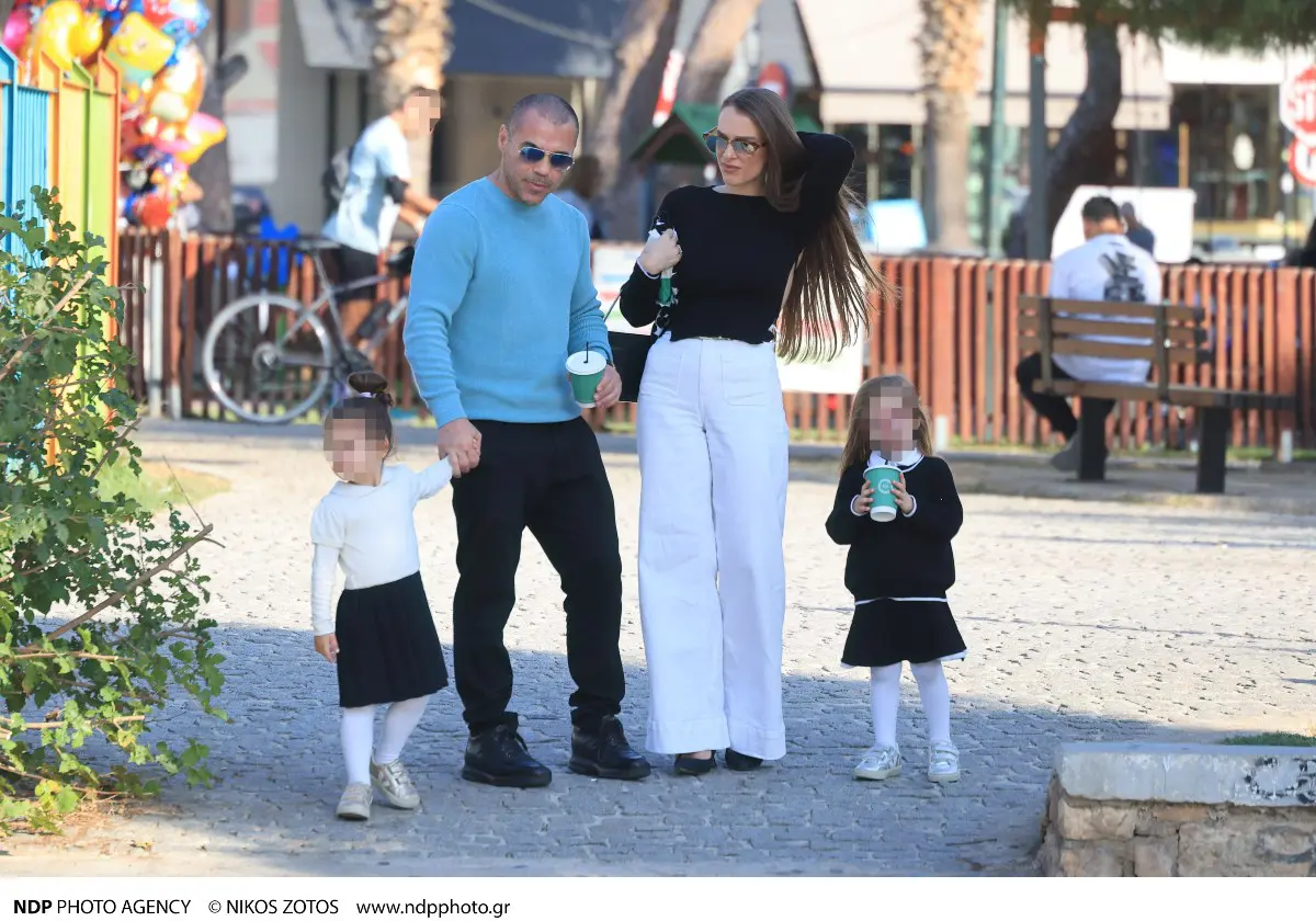 Ζαμπίδης: Με εξώπλατο και χαμηλά τακούνια η σύζυγός του – Φωτογραφίες από την παιδική χαρά με τις κόρες τους 7 Ζαμπίδης: Με εξώπλατο και χαμηλά τακούνια η σύζυγός του - Φωτογραφίες από την παιδική χαρά με τις κόρες τους