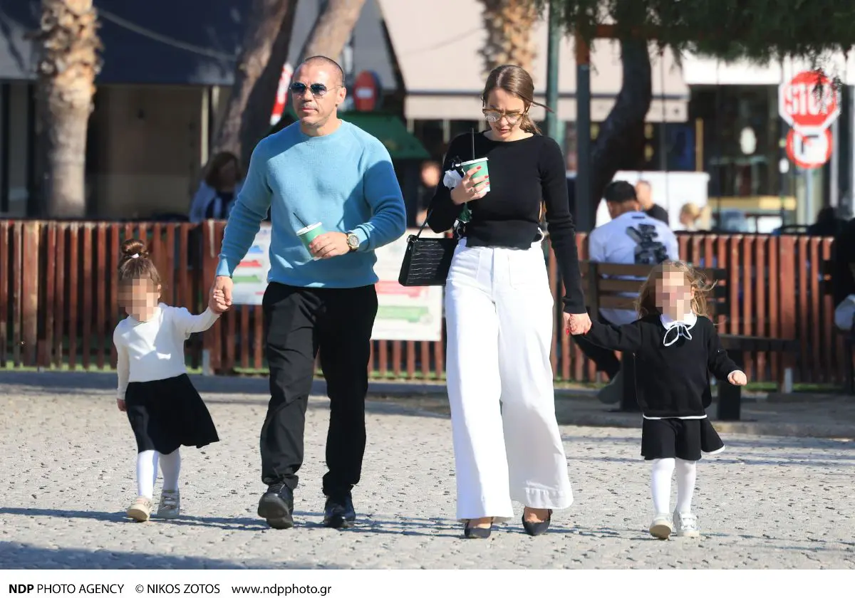 Ζαμπίδης: Με εξώπλατο και χαμηλά τακούνια η σύζυγός του – Φωτογραφίες από την παιδική χαρά με τις κόρες τους 6 Ζαμπίδης: Με εξώπλατο και χαμηλά τακούνια η σύζυγός του - Φωτογραφίες από την παιδική χαρά με τις κόρες τους