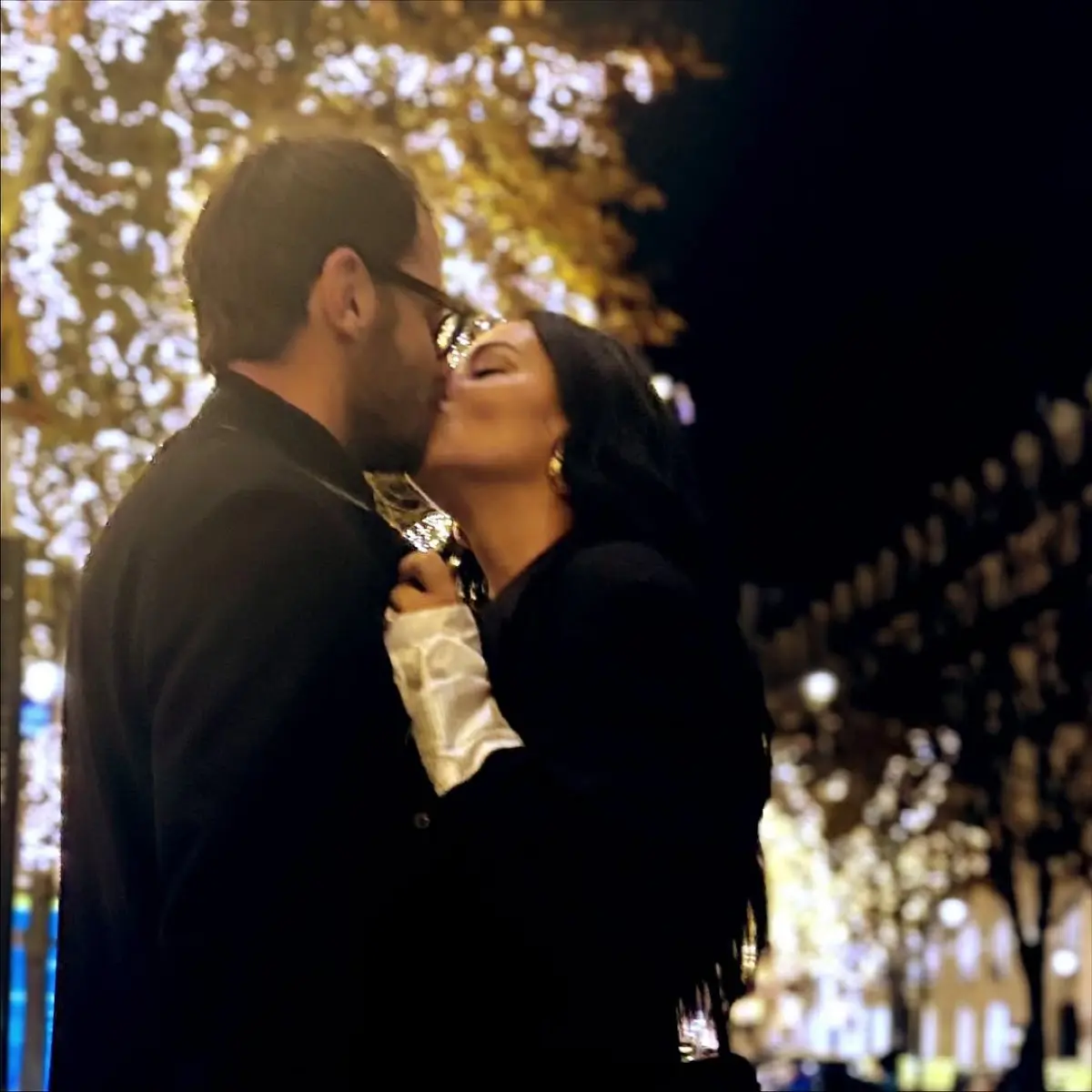 Ζενεβιέβ Μαζαρί: Εικόνες από το μαγευτικό ρομαντικό ταξίδι με τον άντρα της στο Παρίσι 15 Η Ζενεβιέβ Μαζαρί με τον σύζυγό της στο Παρίσι