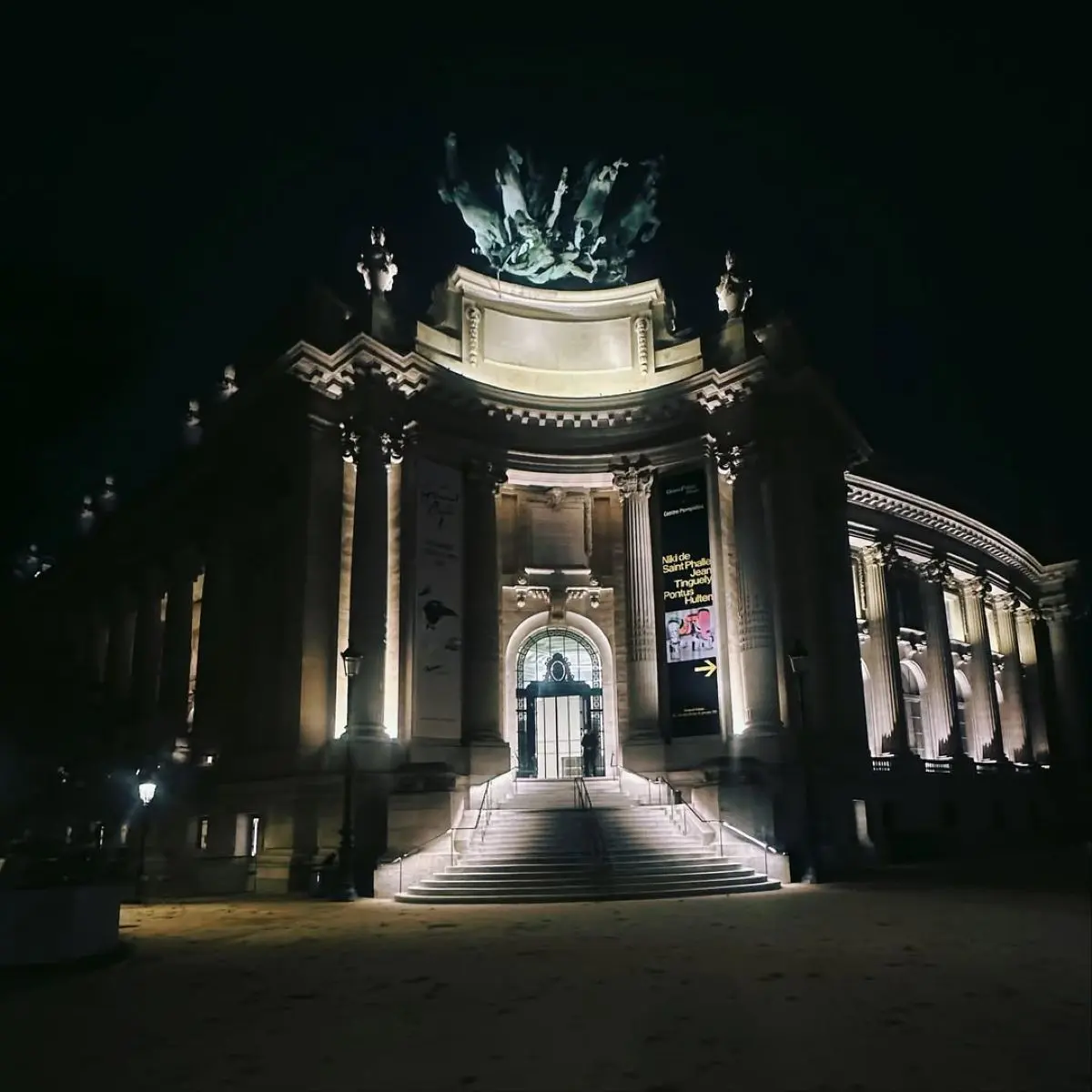 Ζενεβιέβ Μαζαρί: Εικόνες από το μαγευτικό ρομαντικό ταξίδι με τον άντρα της στο Παρίσι 17 Η Ζενεβιέβ Μαζαρί με τον σύζυγό της στο Παρίσι