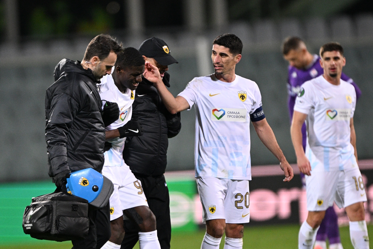 AEK: Ο Ζίνι τραυματίστηκε και έφυγε δακρυσμένος από τον αγώνα με τη Φιορεντίνα