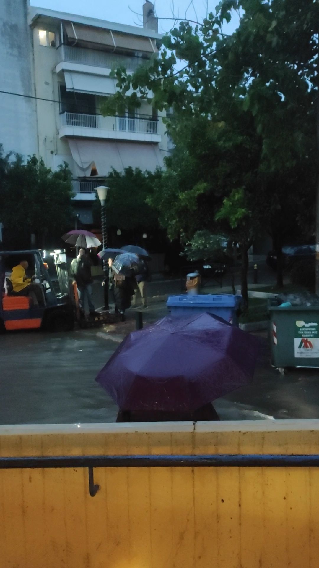 Απίστευτες-εικόνες-στον-ΗΣΑΠ-Μοσχάτου-Επιστρατεύτηκε-κλαρκ-για-την-μεταφορά-των-πολιτών