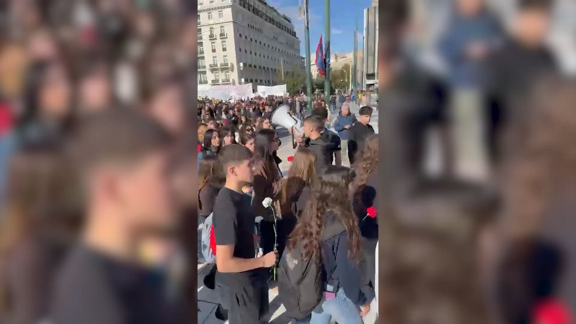 Η-στιγμή-που-μαθητές-αφήνουν-λουλούδια-στο-αυτοσχέδιο-μνημείο-για-τα-θύματα-των-Τεμπών