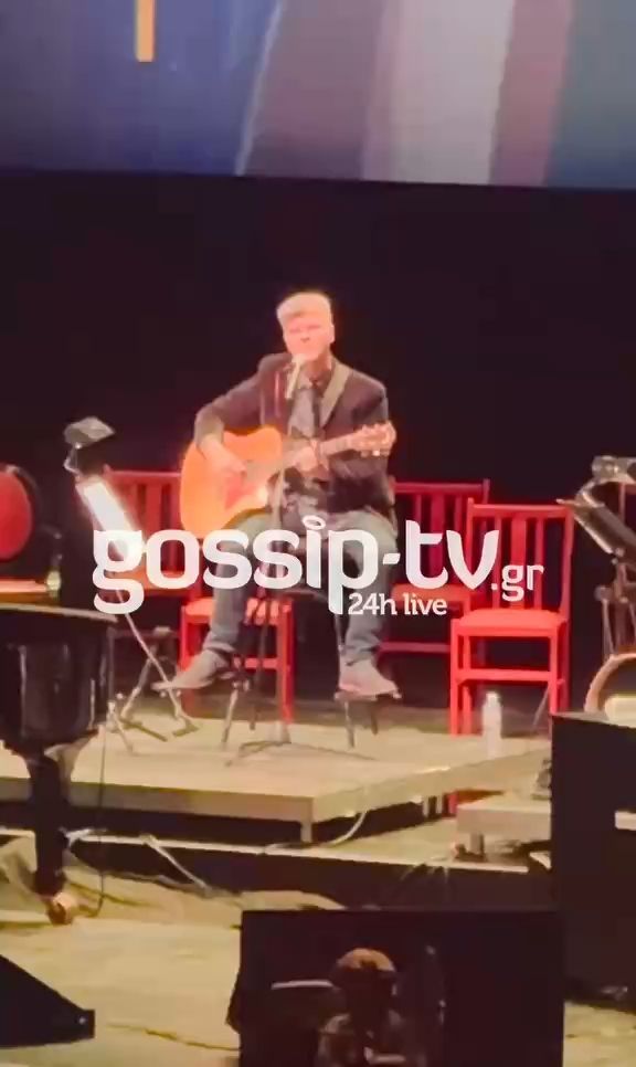 Θεατρικά-Βραβεία-Κοινού-Ο-Φοίβος-Δεληβοριάς-τραγούδησε-Σαββόπουλο