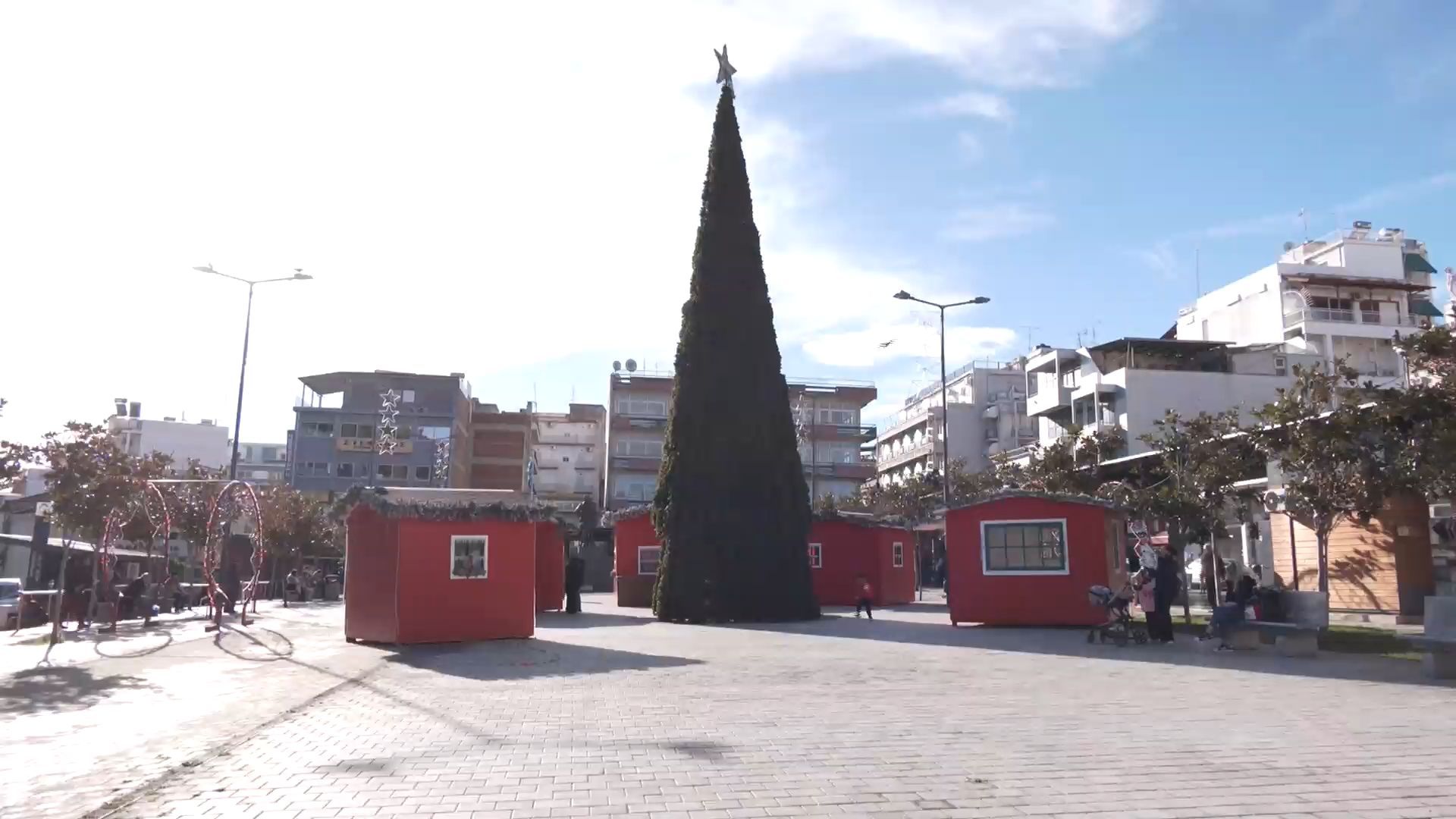 Λαμία: Αντίστροφη μέτρηση για το άναμμα του δέντρου με Λιόλιου – Πυρετώδεις οι προετοιμασίες