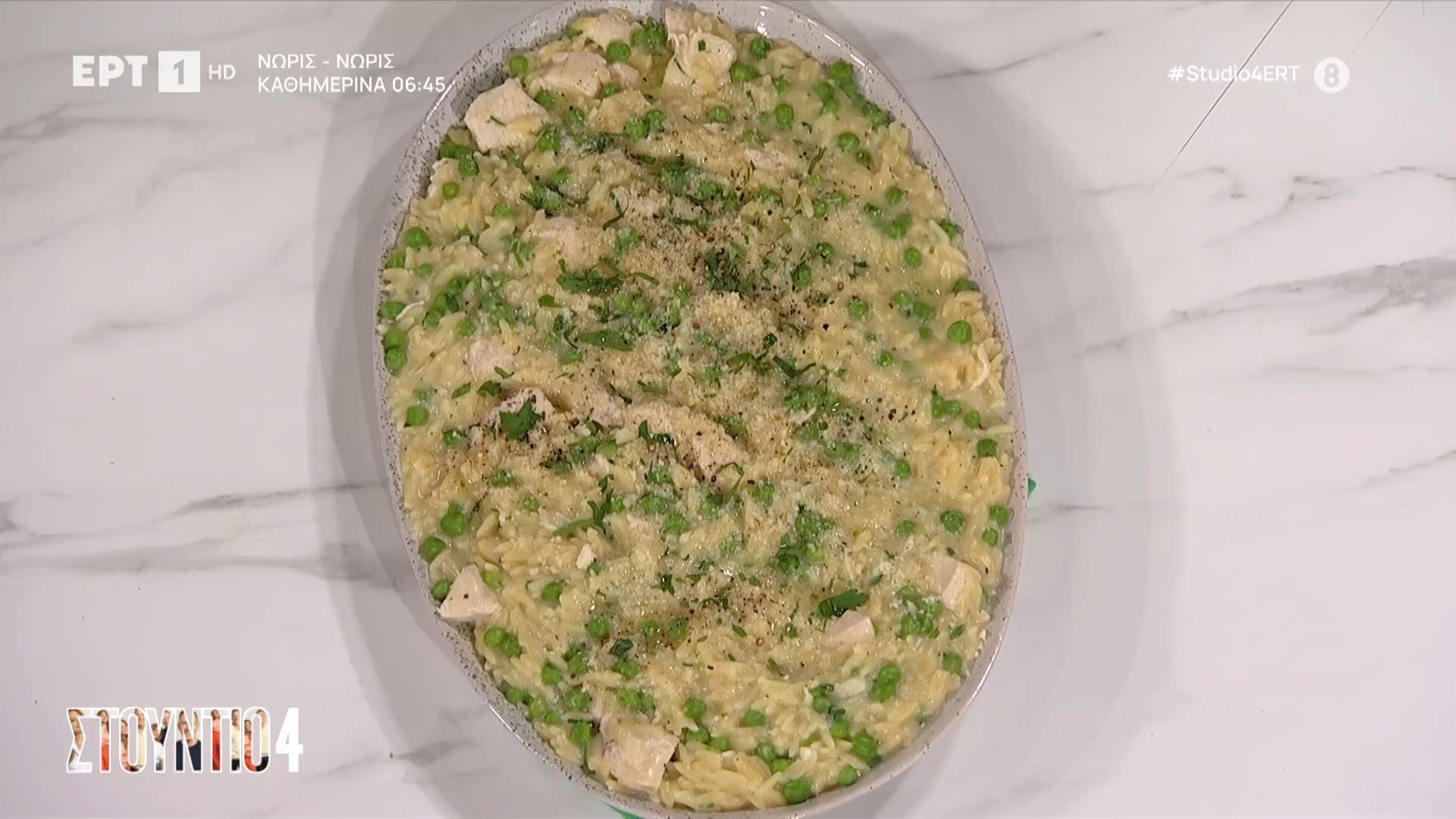 Ο-Σταύρος-Βαρθαλίτης-μάς-φτιάχνει-κριθαρότο-με-κοτόπουλο-και-αρακά