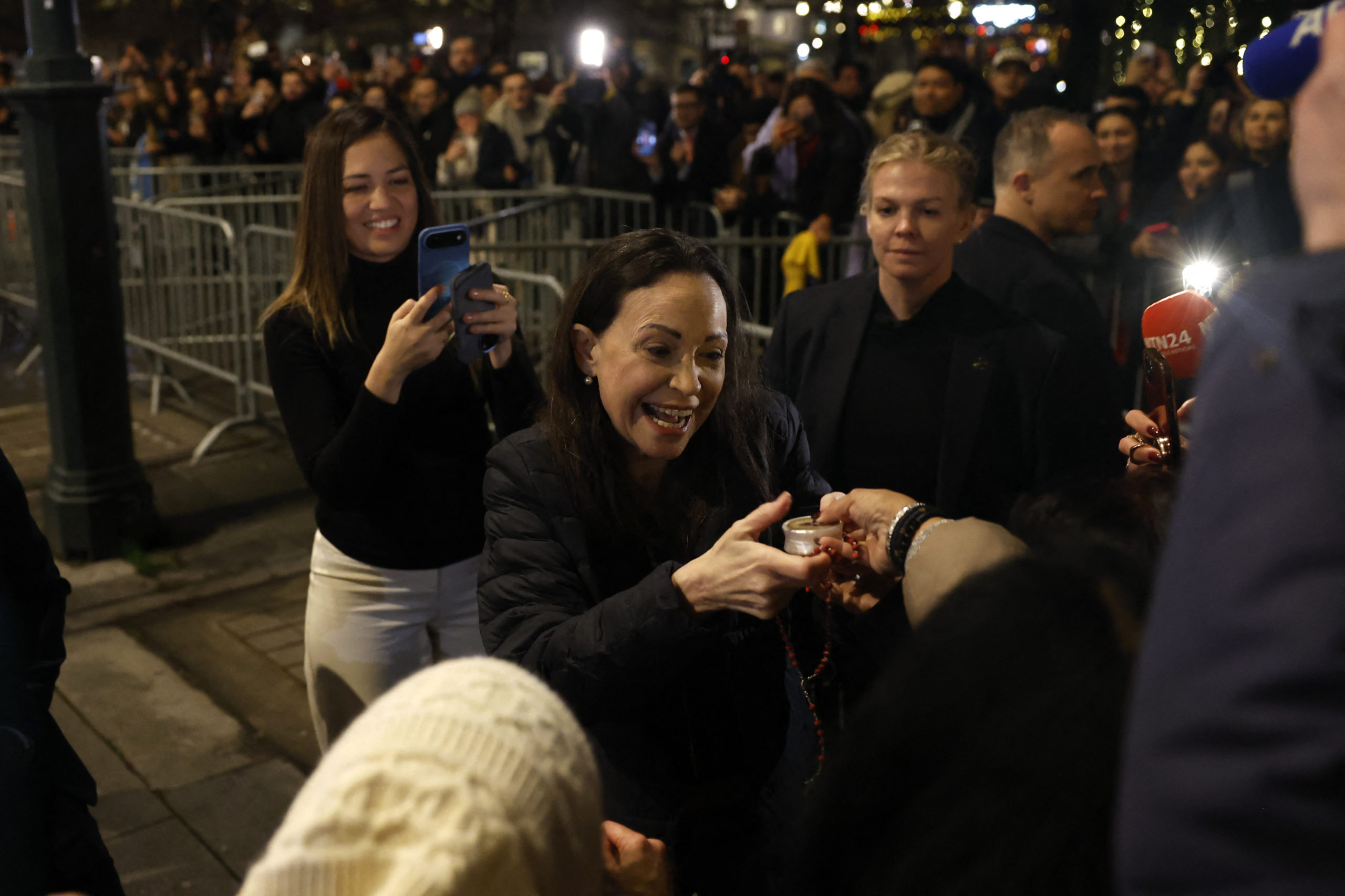 Μαρία Κορίνα Ματσάδο: Στο Όσλο μετά τα Νόμπελ – Η πρώτη δημόσια εμφάνιση ύστερα από 11 μήνες 6 Μαρία Κορίνα Ματσάδο: Στο Όσλο μετά τα Νόμπελ – Η πρώτη δημόσια εμφάνιση ύστερα από 11 μήνες