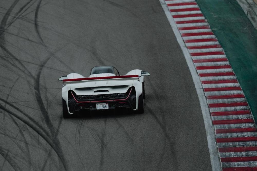 Το όχημα που κοντράρει τα Koenigsegg 16 2025-czinger-21c-laguna-seca-record-2025- (2)