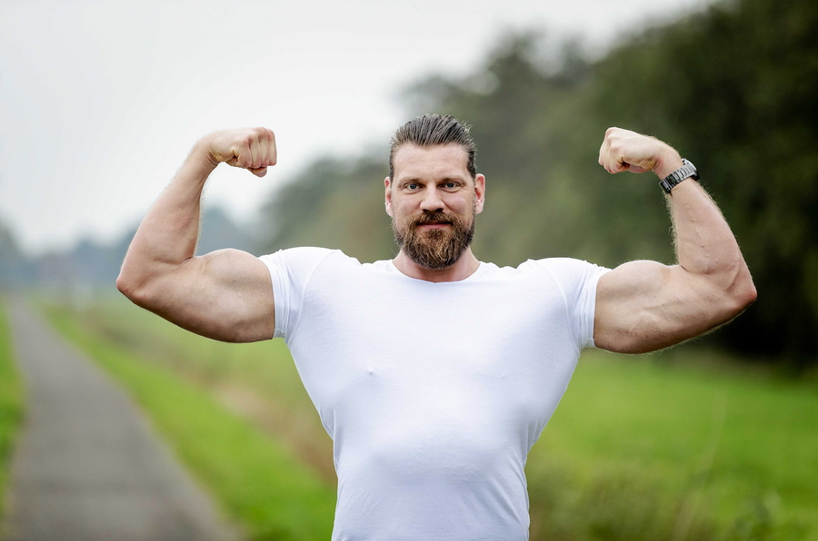 Ο «Ολλανδός Γίγαντας»…«συναντήθηκε» με τον ψηλότερο άνθρωπο στην ιστορία! 2,72 μέτρα, vid