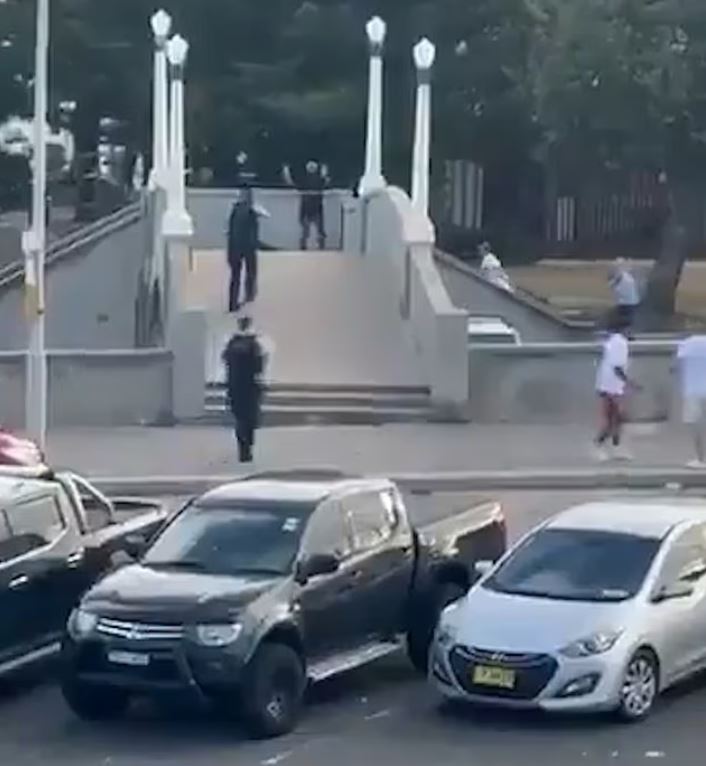 Σίδνεϊ: Δεύτερος ήρωας απομακρύνει το όπλο του δράστη πριν τον πυροβολήσουν οι αστυνομικοί και τον τραυματίσουν πολίτες κατά λάθος