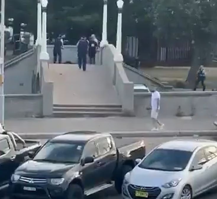 Σίδνεϊ: Δεύτερος ήρωας απομακρύνει το όπλο του δράστη πριν τον πυροβολήσουν οι αστυνομικοί και τον τραυματίσουν πολίτες κατά λάθος