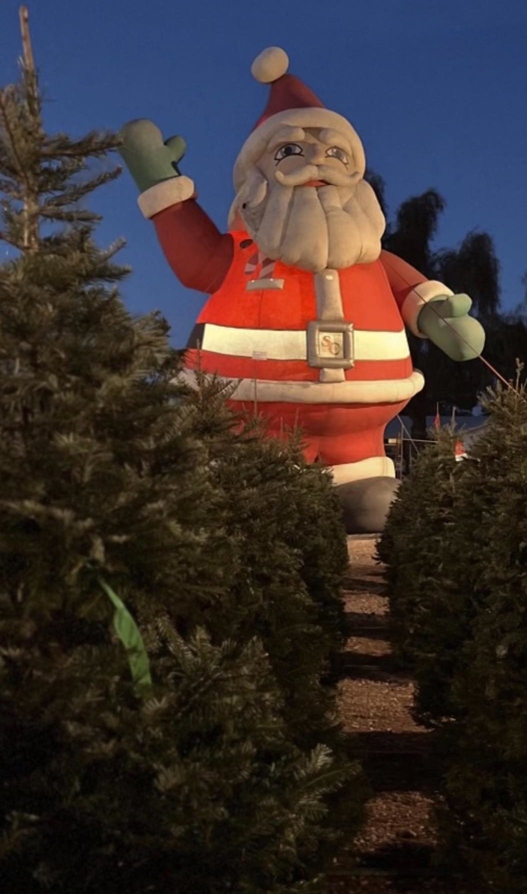 Ληστές έκλεψαν έναν… 12μετρο φουσκωτό Άγιο Βασίλη – «Όποιος γνωρίζει κάτι να επικοινωνήσει μαζί μας»